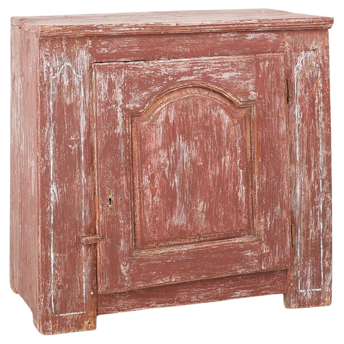 Rustikaler Pariser Schrank aus Kiefernholz mit alten burgunderroten Farbschichten, um 1820