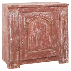 Armadio rustico parigino in legno di pino con vecchi strati di vernice bordeaux, 1820 ca.