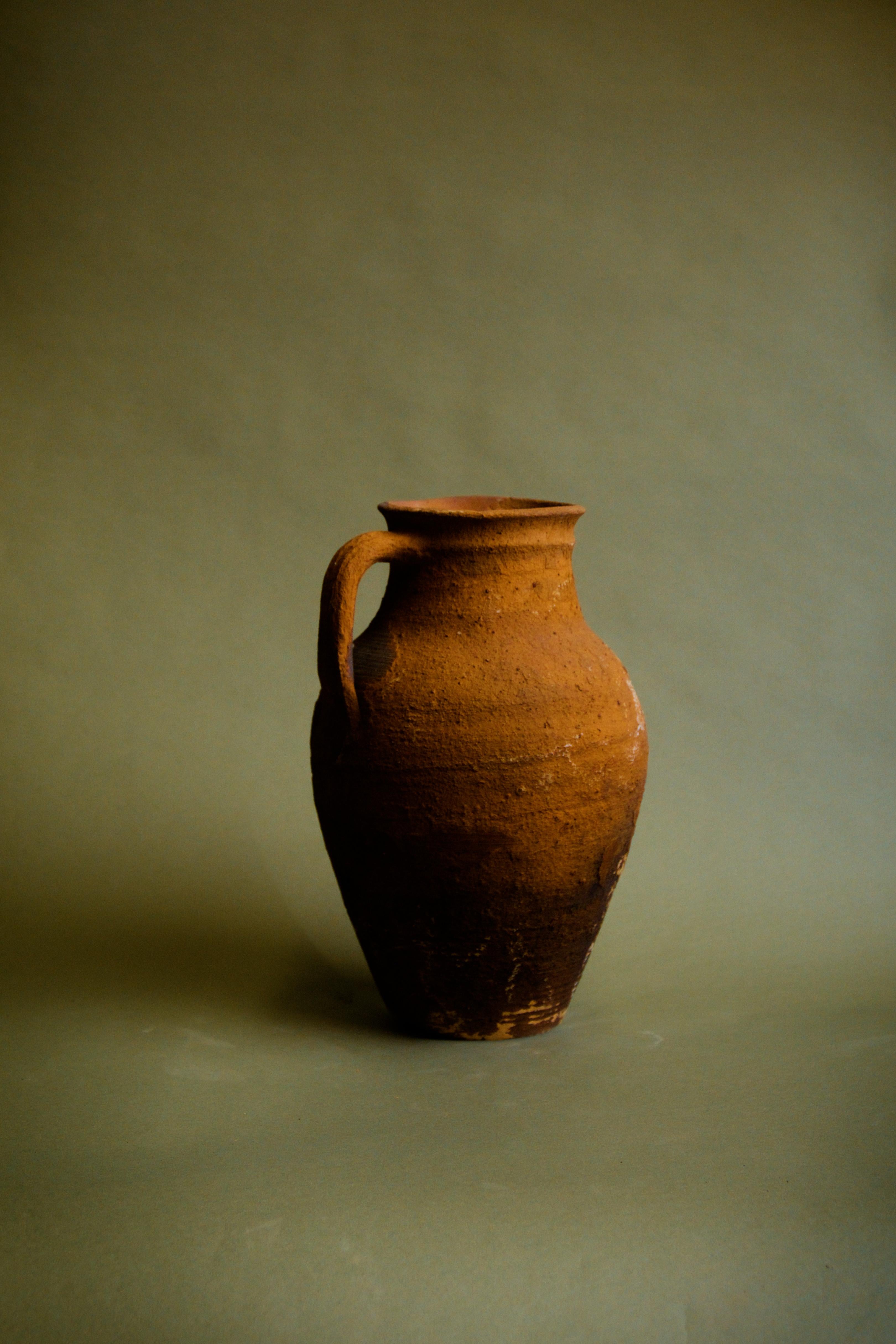 Turco Brocca in terracotta con patina rustica in vendita
