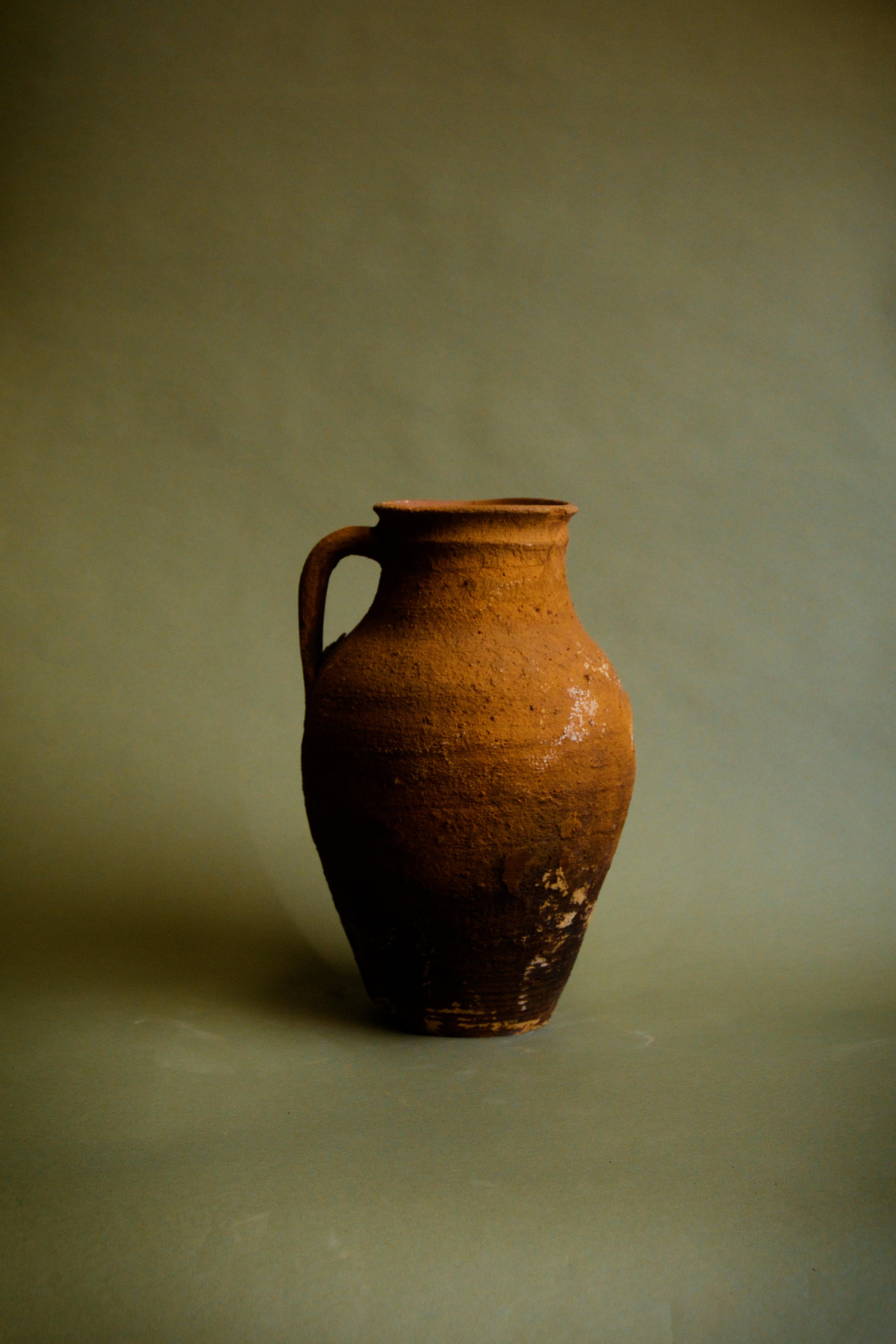 Intagliato a mano Brocca in terracotta con patina rustica in vendita