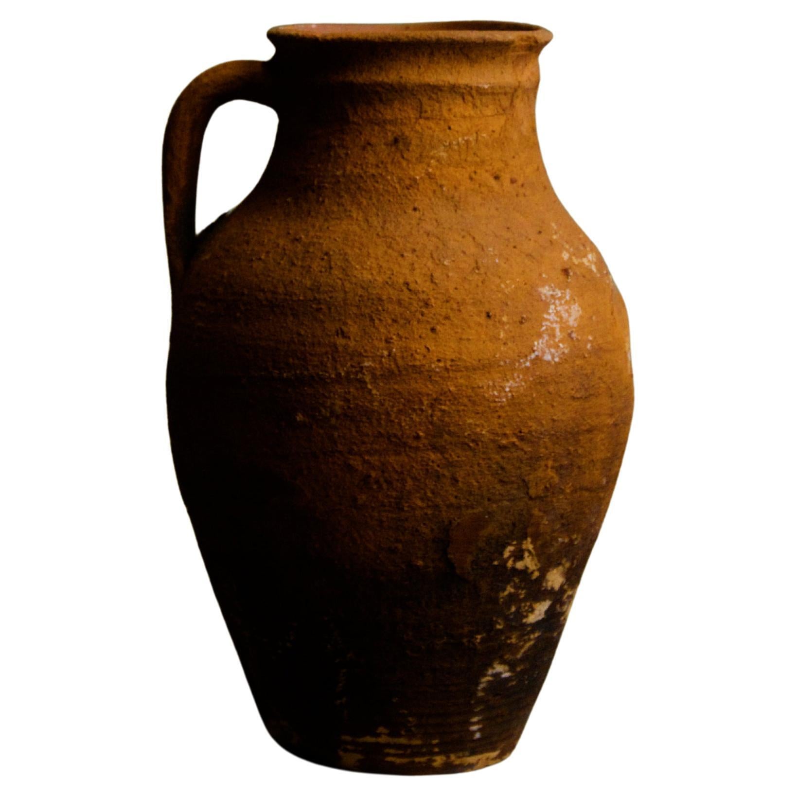 Jarra de barro con pátina rústica