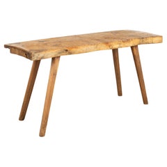 Mesa consola rústica con patas de clavija, Hungría circa 1890