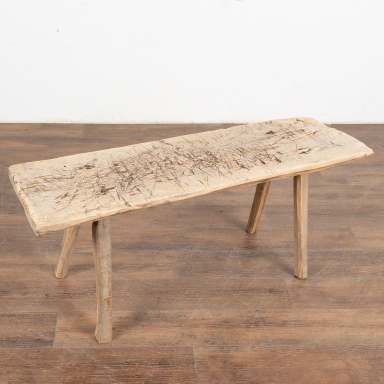 Rustikale schmale Bank mit Holzbeinen, Ungarn CIRCA 1890 bei 1stDibs Deutschland