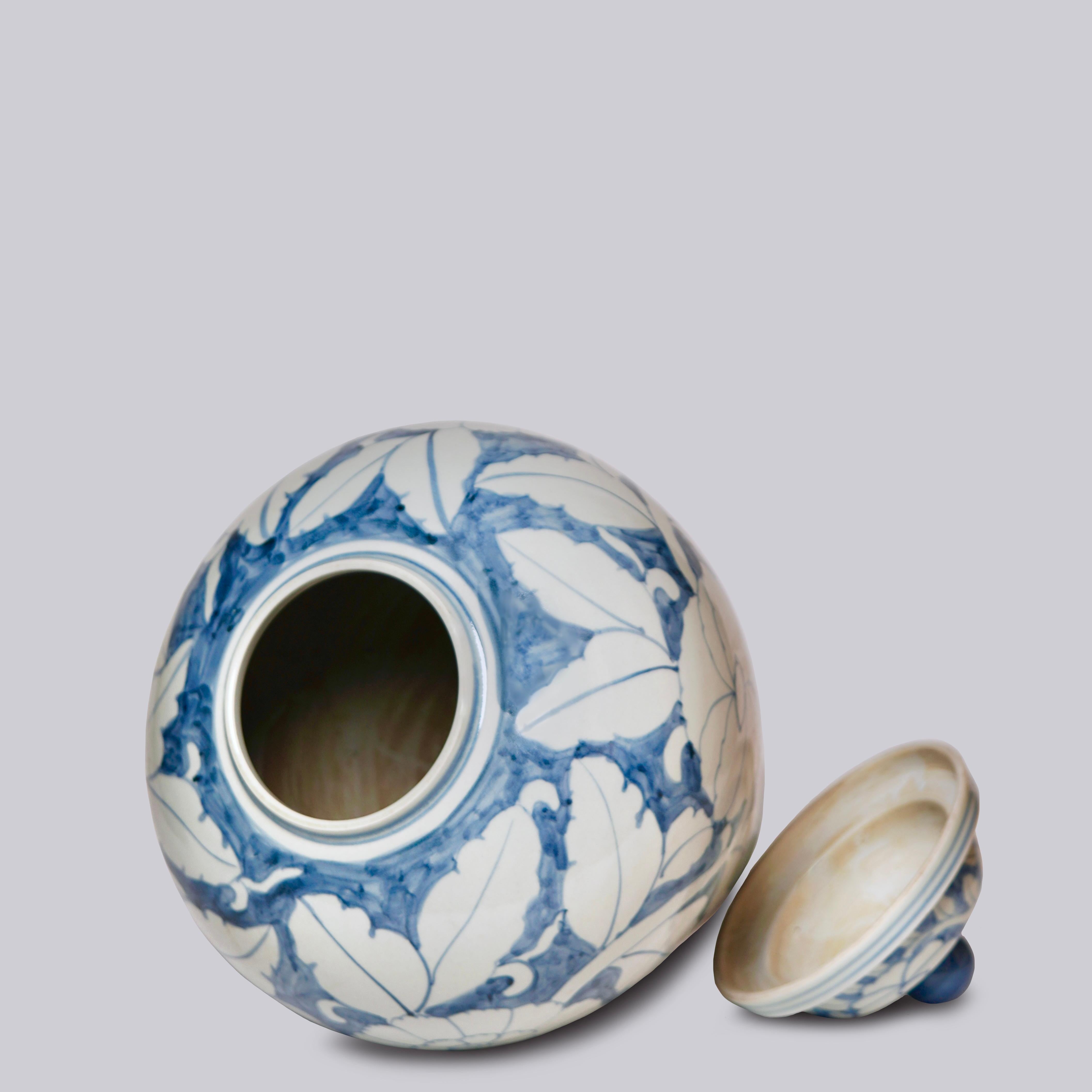 Pot de temple rustique en porcelaine bleu pivoine et blanc Bon état - En vente à Manassas Park, VA