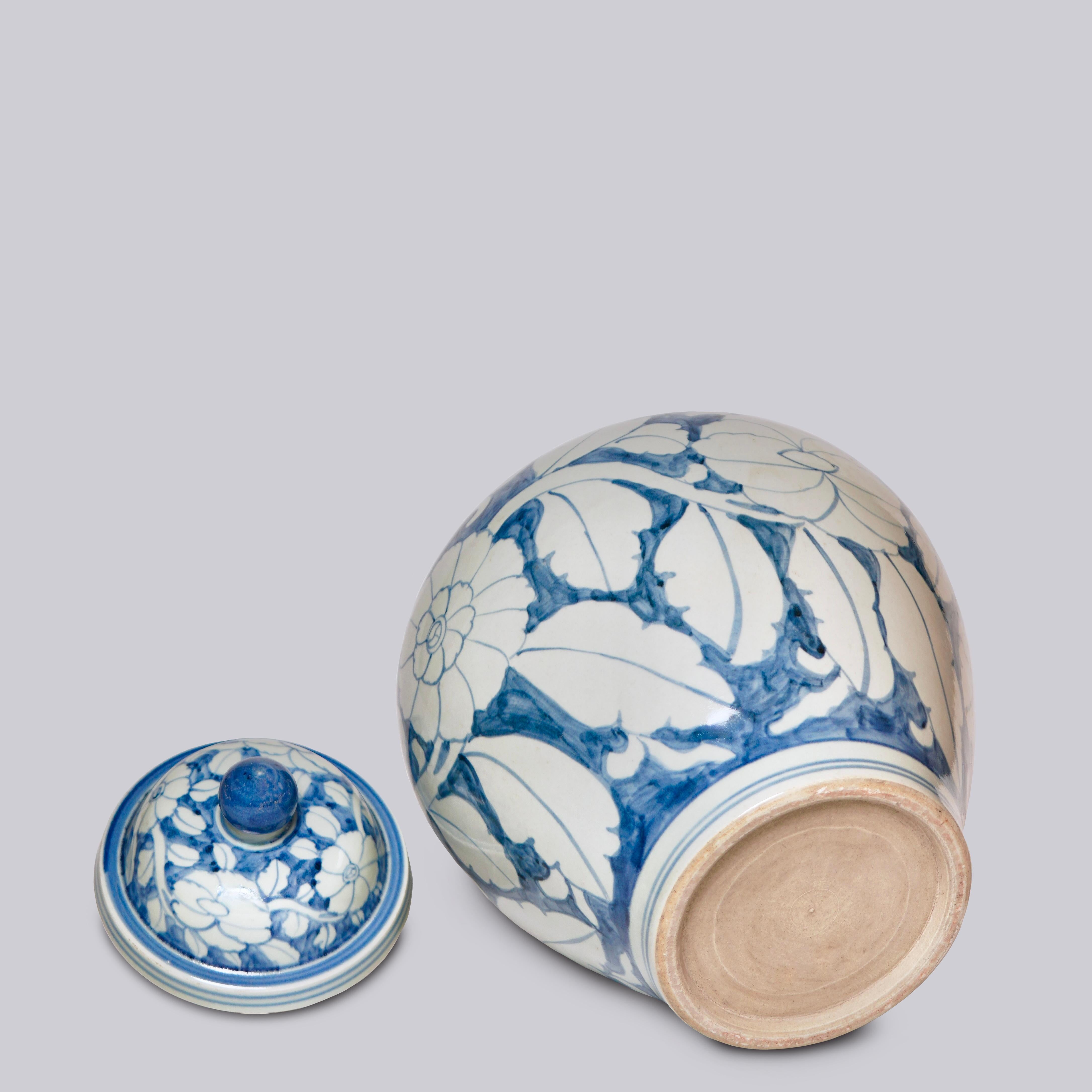 20ième siècle Pot de temple rustique en porcelaine bleu pivoine et blanc en vente