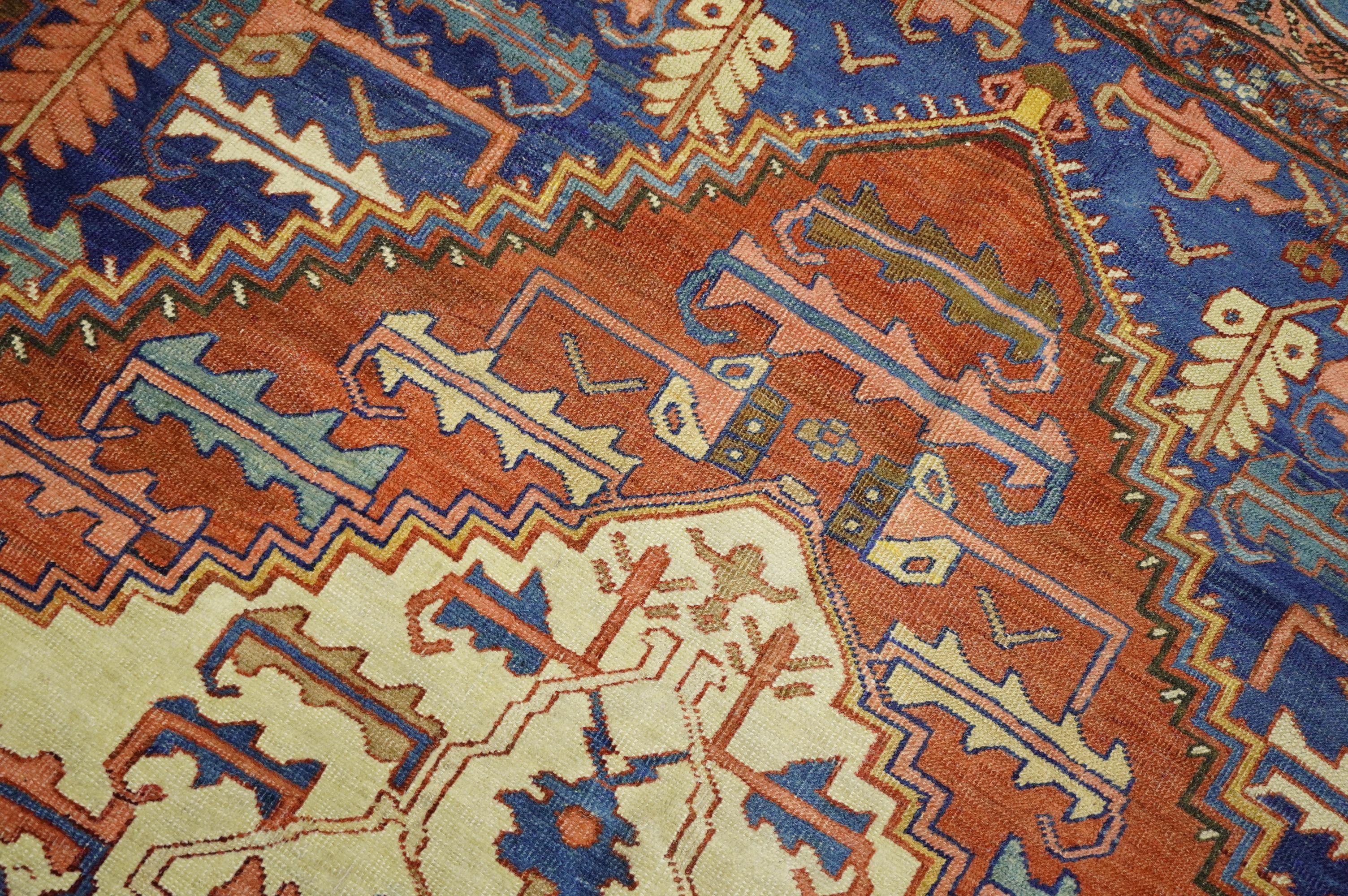 Rustikaler persischer Bakshaish Tribal-Teppich, Stammeskunst im Angebot 9