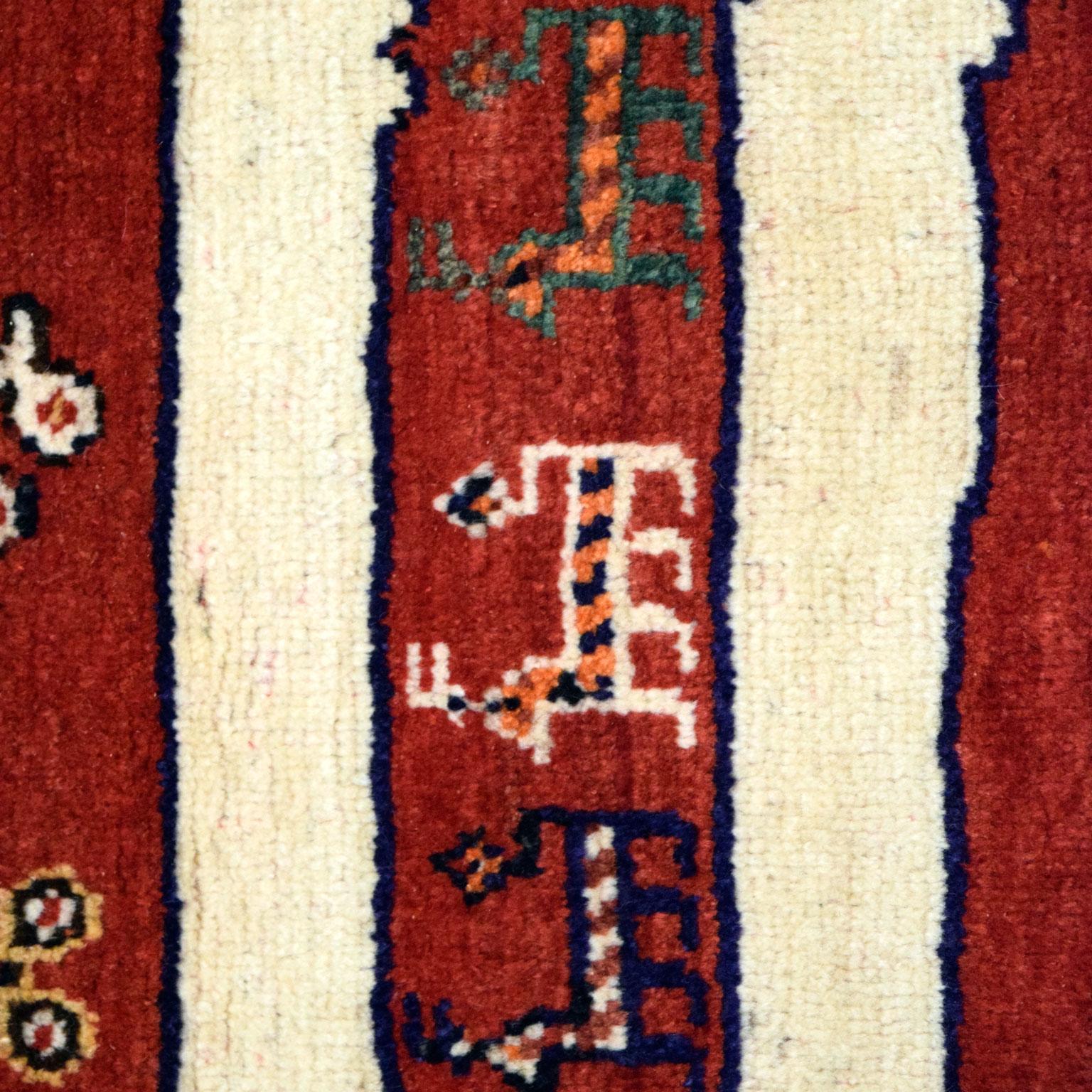 Antiker persischer Gaschgai-Löwenteppich, CIRCA 1920, Creme, Rot und Braun, 4' x 6' (Pflanzlich gefärbt) im Angebot