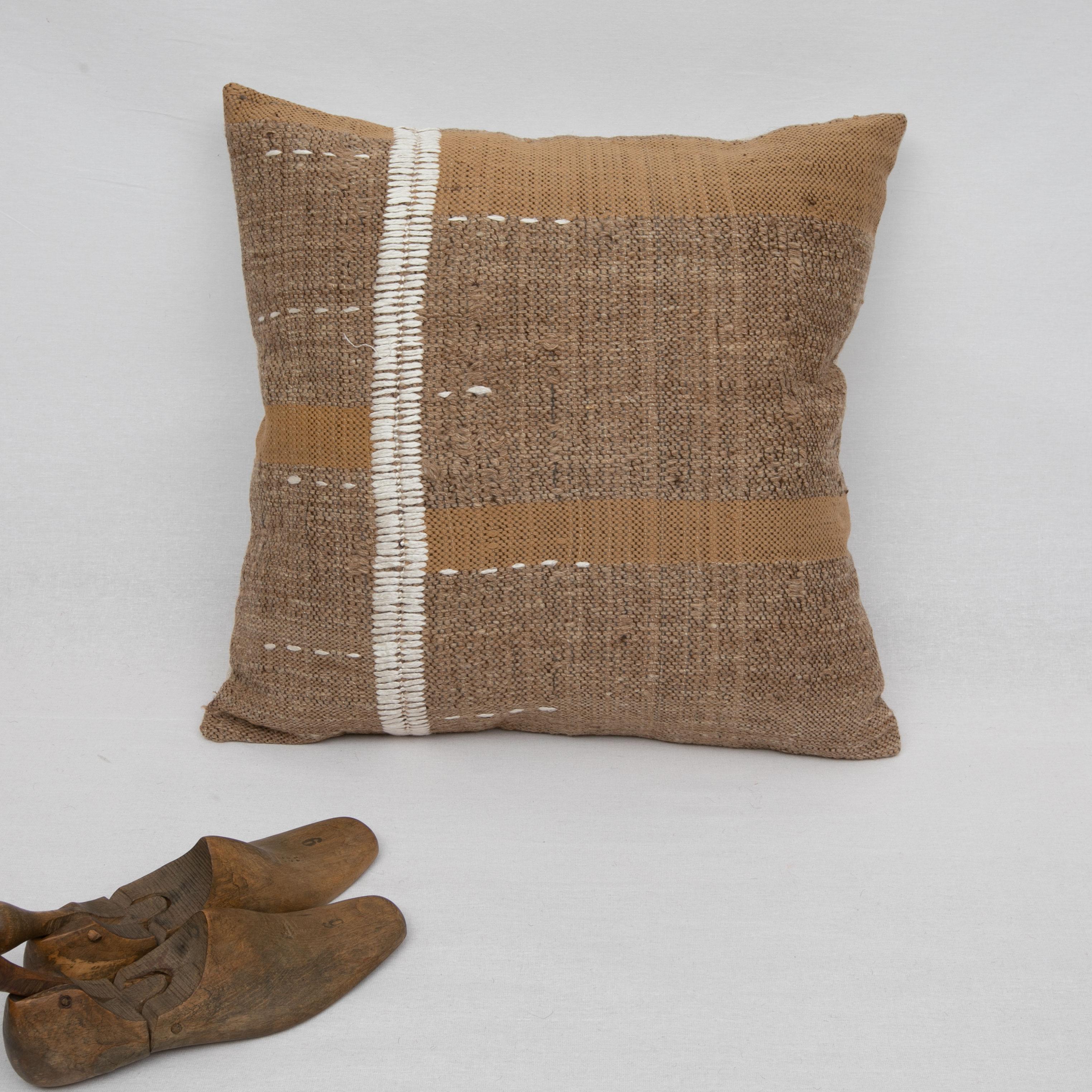 Ce coussin est fabriqué à partir d'une couverture vintage tissée à la main avec de la laine non teintée.
Nous ajoutons à la pièce une couture à la main en soie.

Il n'est pas livré avec un insert.
Du lin à l'arrière.
Fermeture à glissière.
 