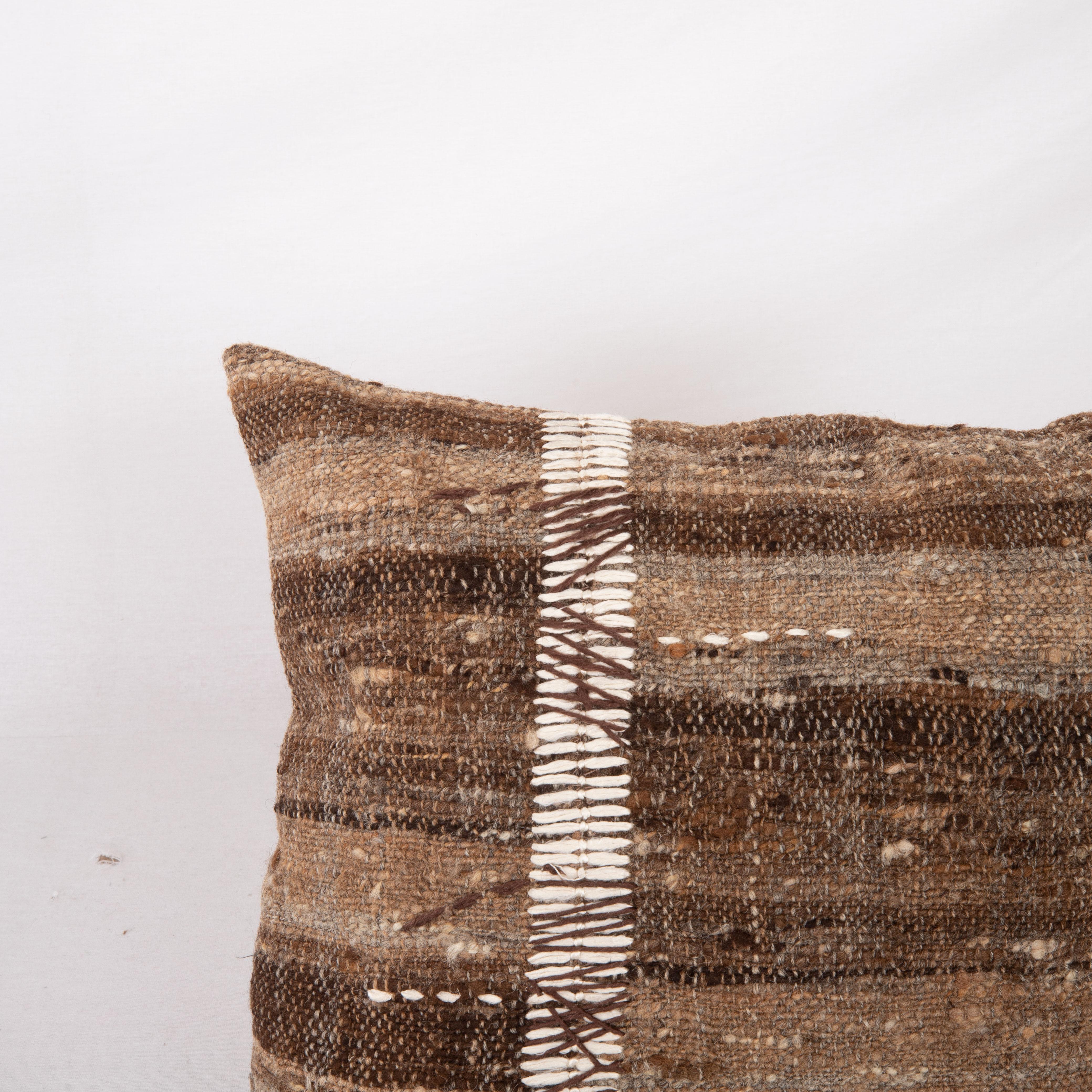 Kilim Coffret d'oreiller rustique fabriqué à partir d'un couvercle en laine non teintée, milieu du 20e siècle en vente