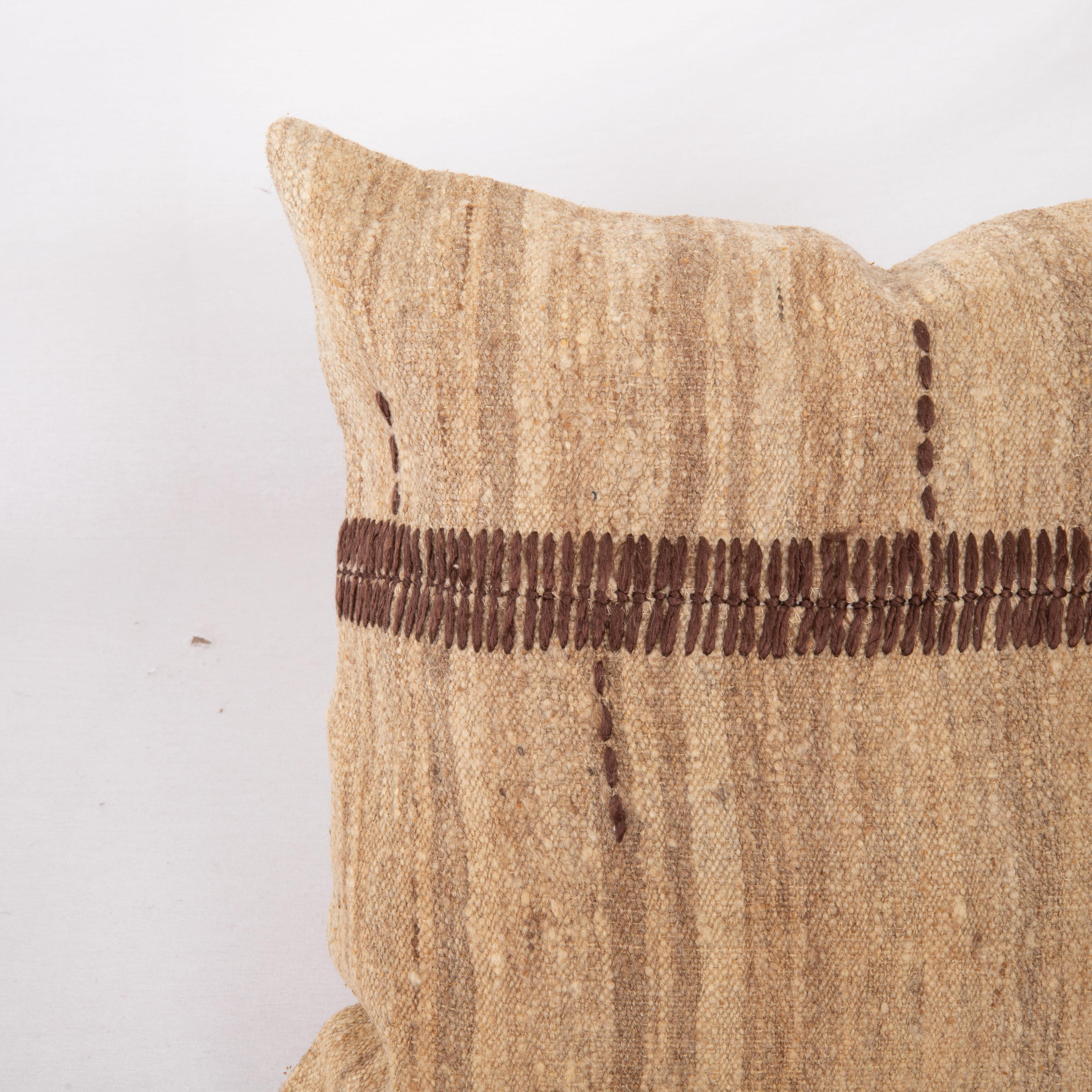 Kilim Coffret d'oreiller rustique fabriqué à partir d'un couvercle en laine non teintée, milieu du 20e siècle en vente