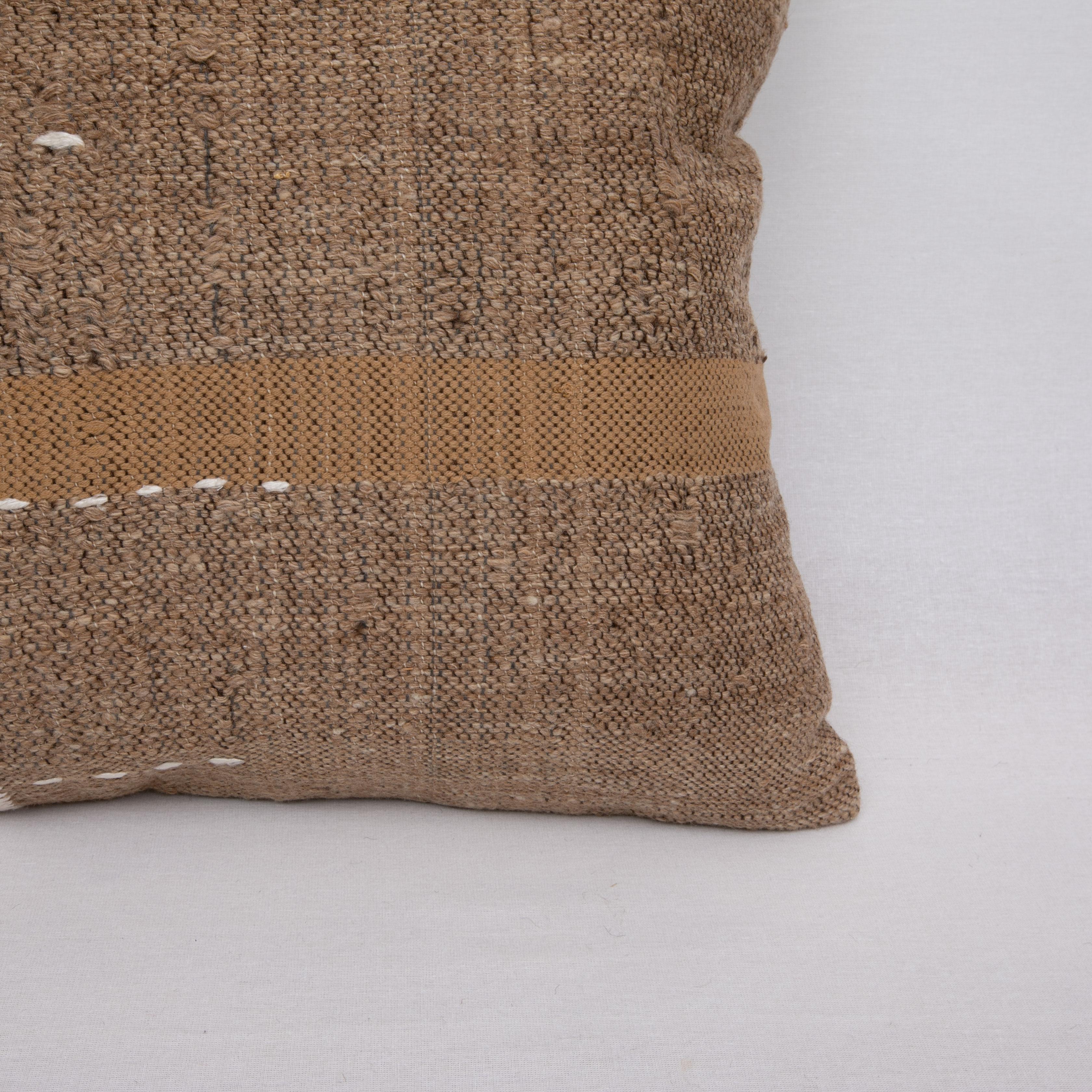 Turc Coffret d'oreiller rustique fabriqué à partir d'un revêtement en laine non teintée vintage, milieu du 20e siècle en vente