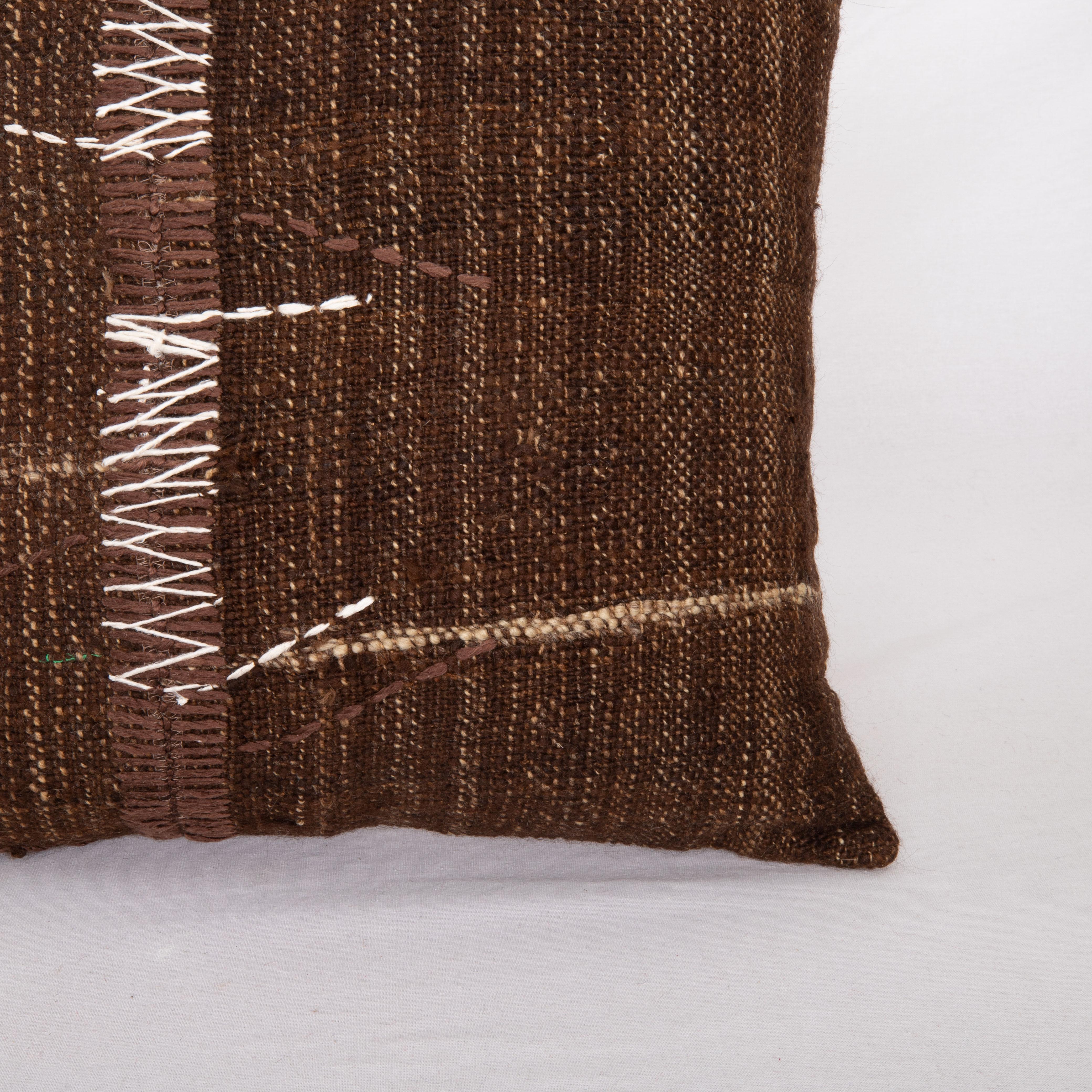 Turc Coffret d'oreiller rustique fabriqué à partir d'un couvercle en laine non teintée, milieu du 20e siècle en vente