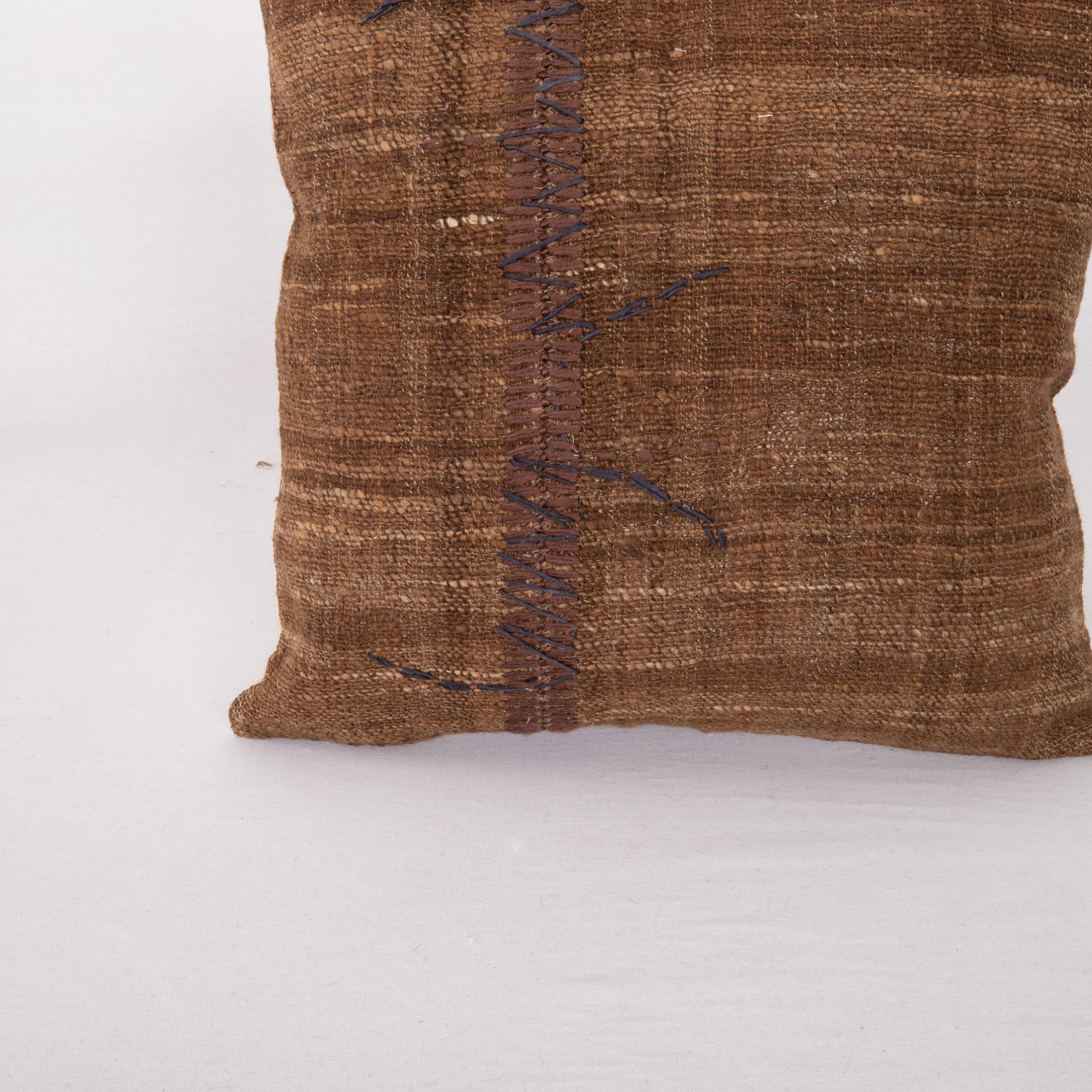 Turc Coffret d'oreiller rustique fabriqué à partir d'un couvercle en laine non teintée, milieu du 20e siècle en vente