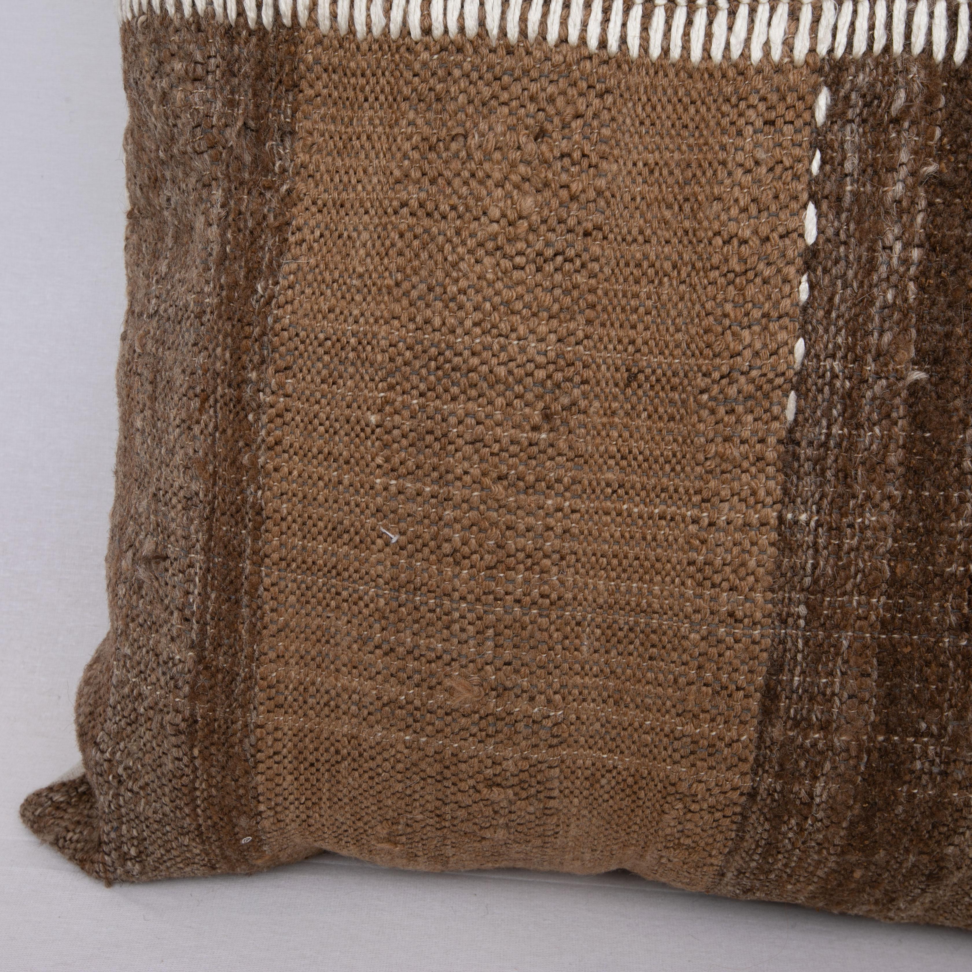 Rustic Pillow Case Made from a Vintage Un-Dyed Wool Coverlet, Mid 20th C In Good Condition For Sale In Istanbul, TR