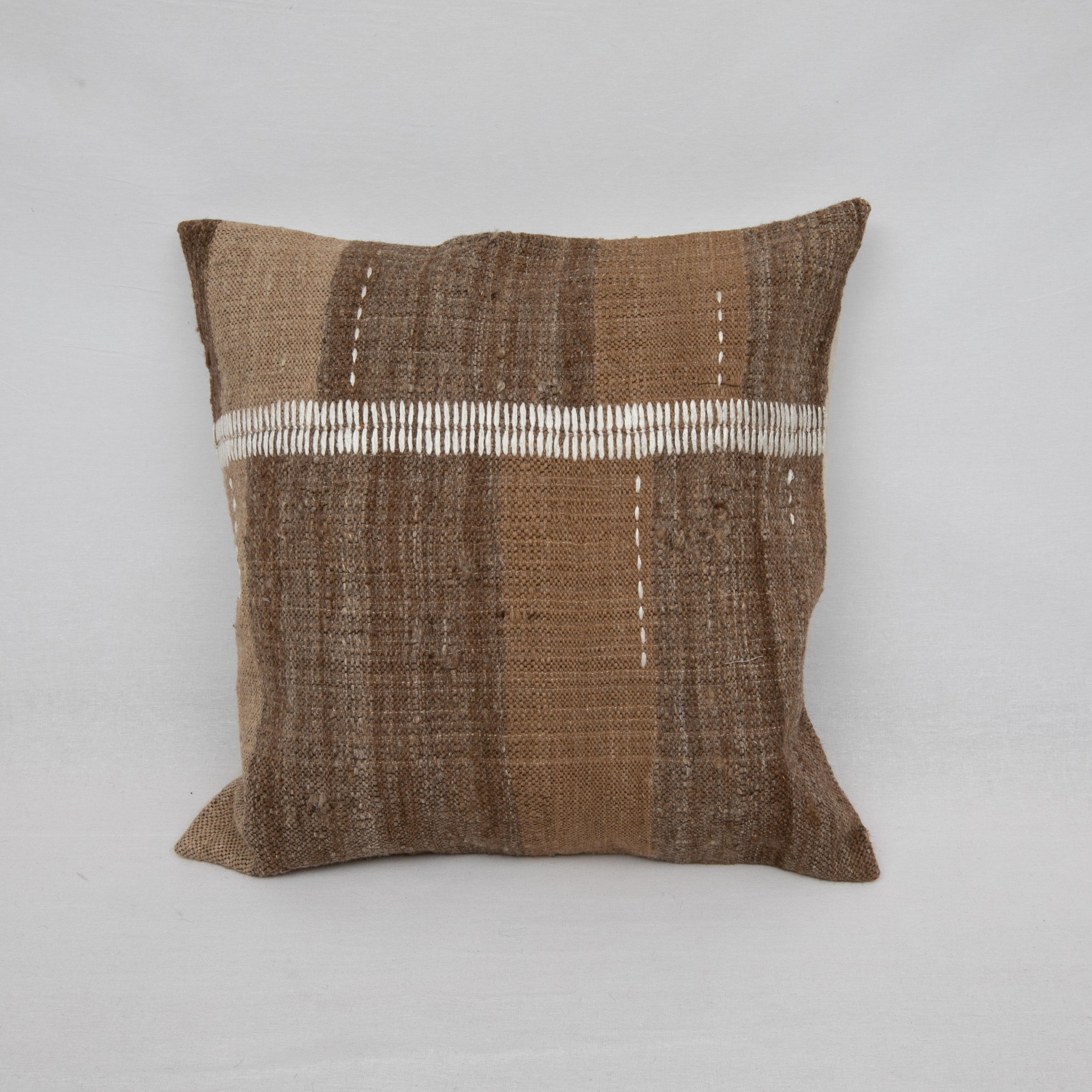 Coffret d'oreiller rustique fabriqué à partir d'un revêtement en laine non teintée vintage, milieu du 20e siècle Bon état - En vente à Istanbul, TR
