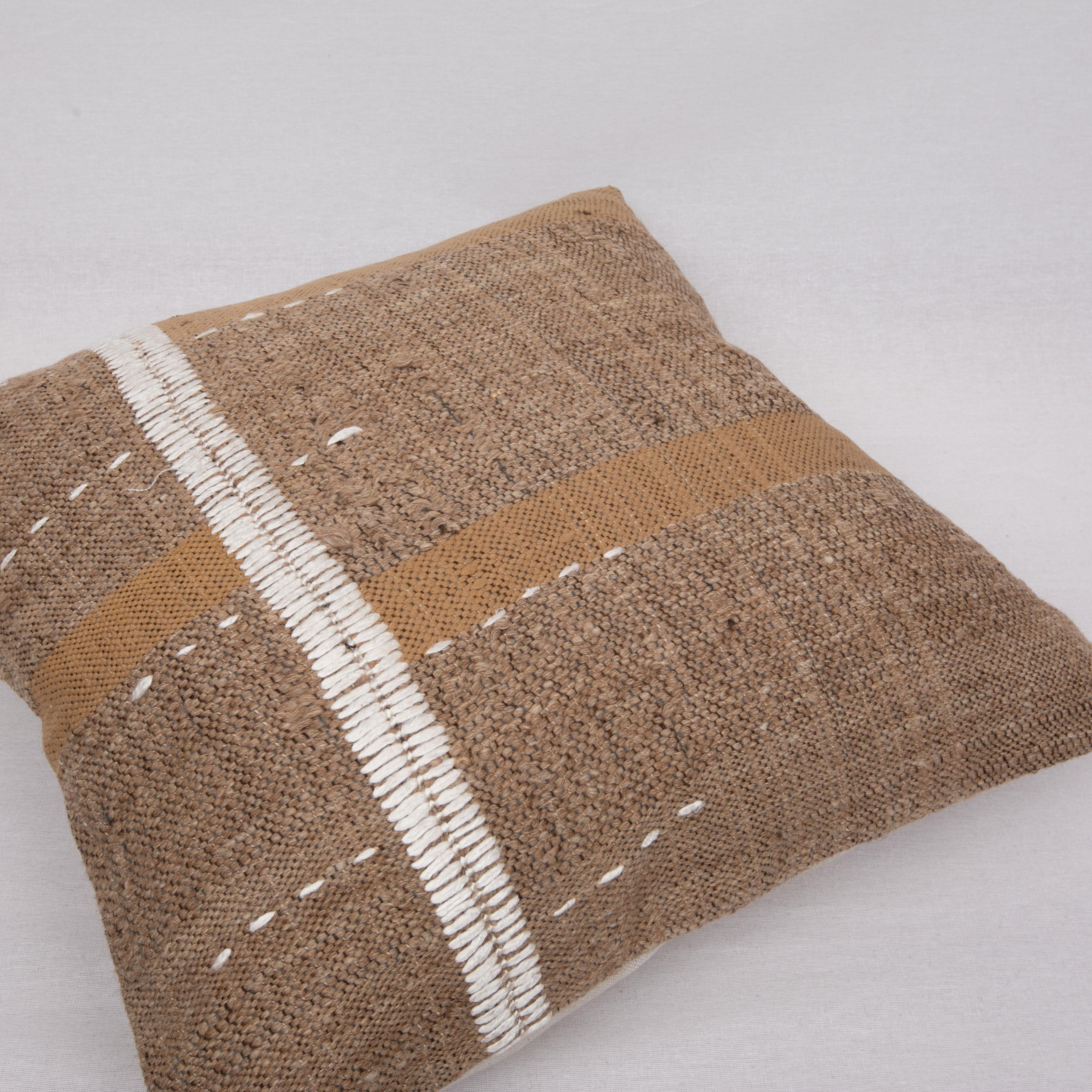 Tissé à la main Coffret d'oreiller rustique fabriqué à partir d'un revêtement en laine non teintée vintage, milieu du 20e siècle en vente