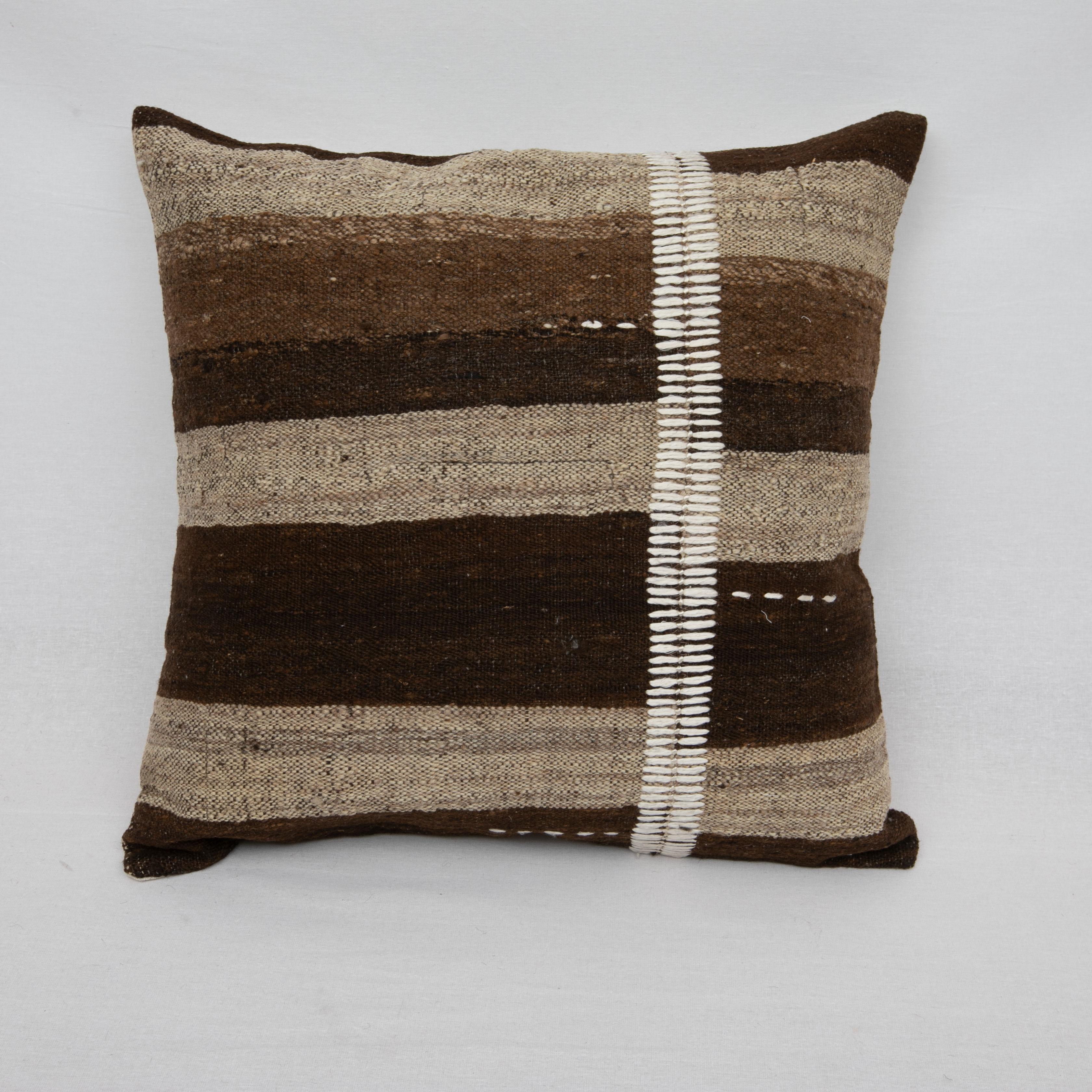 Rustic Pillow Case Made from a Vintage Un-Dyed Wool Coverlet, Mid 20th C. In Good Condition For Sale In Istanbul, TR