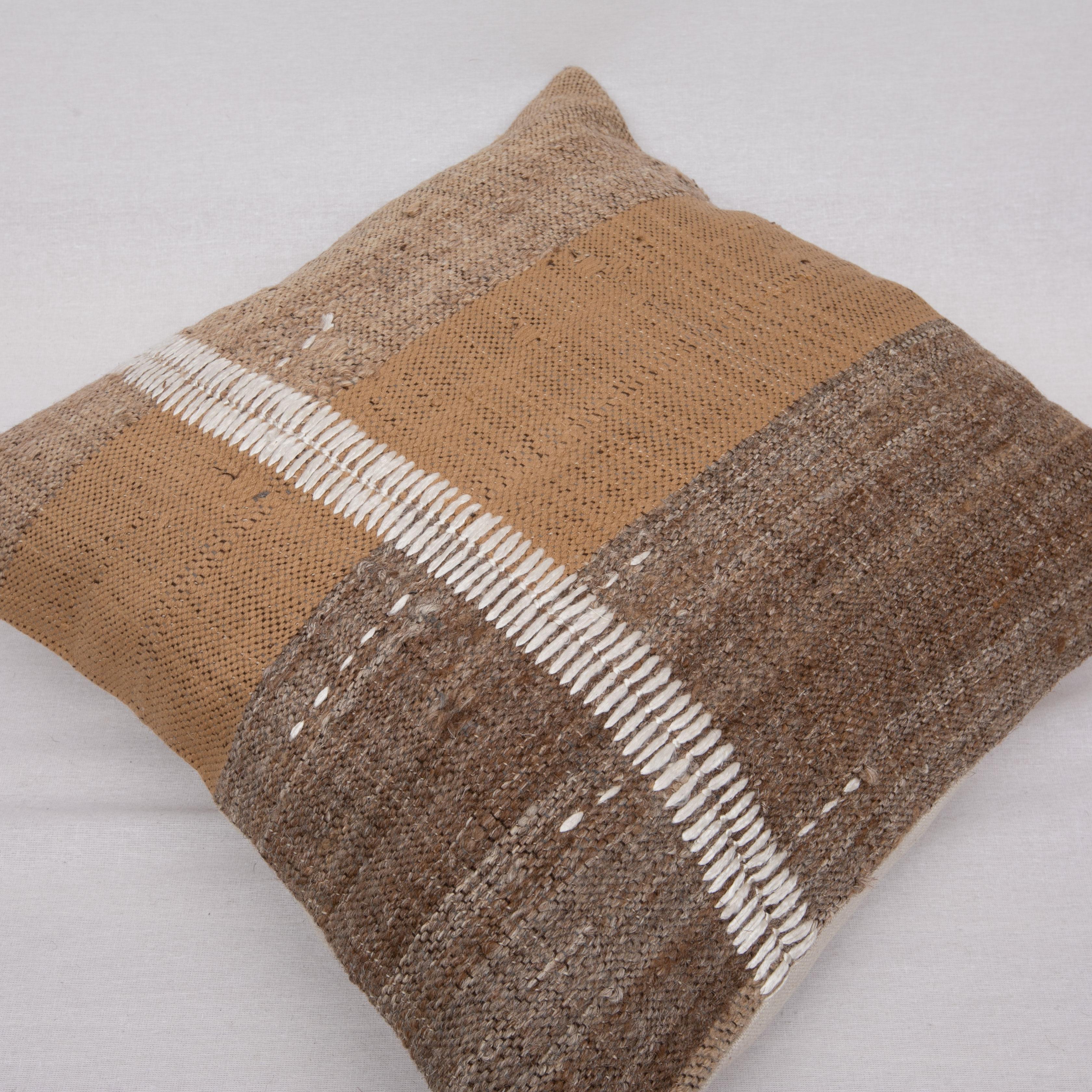 Rustic Pillow Case Made from a Vintage Un-Dyed Wool Coverlet, Mid 20th C. In Good Condition For Sale In Istanbul, TR