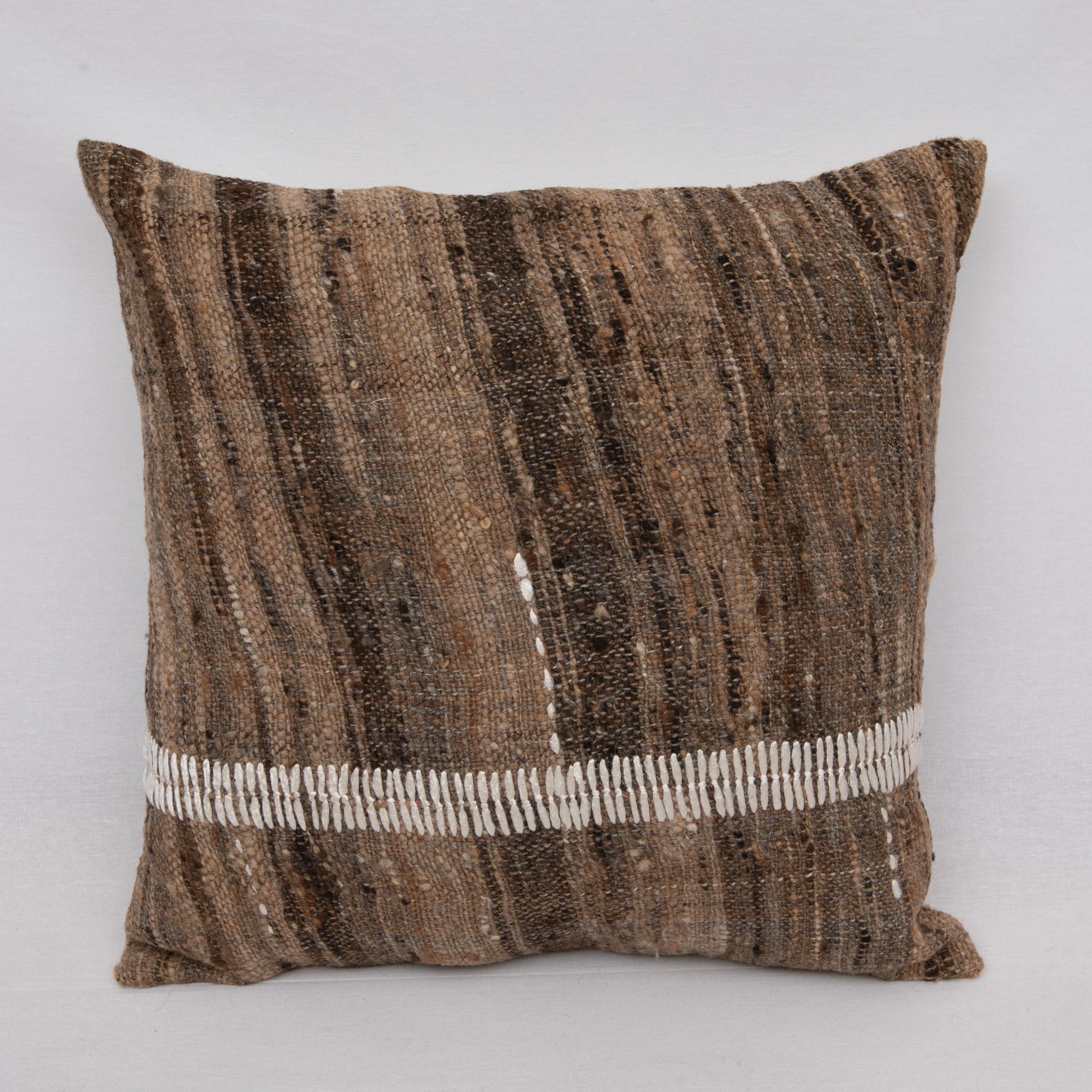 Rustic Pillow Case Made from a Vintage Un-Dyed Wool Coverlet, Mid 20th C. In Good Condition For Sale In Istanbul, TR