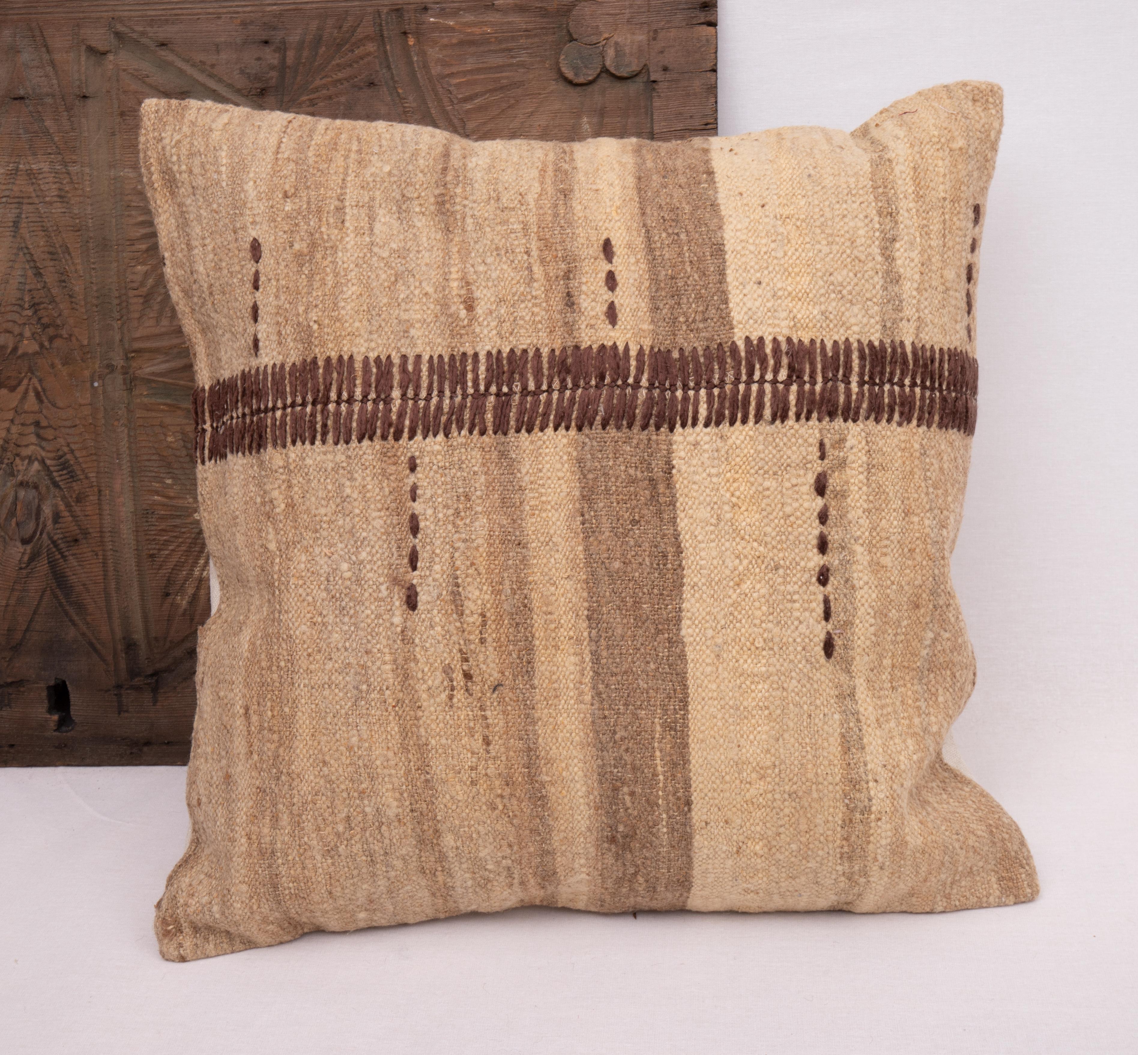 Rustic Pillow Case Made from a Vintage Un-Dyed Wool Coverlet, Mid-20th C In Good Condition In Istanbul, TR