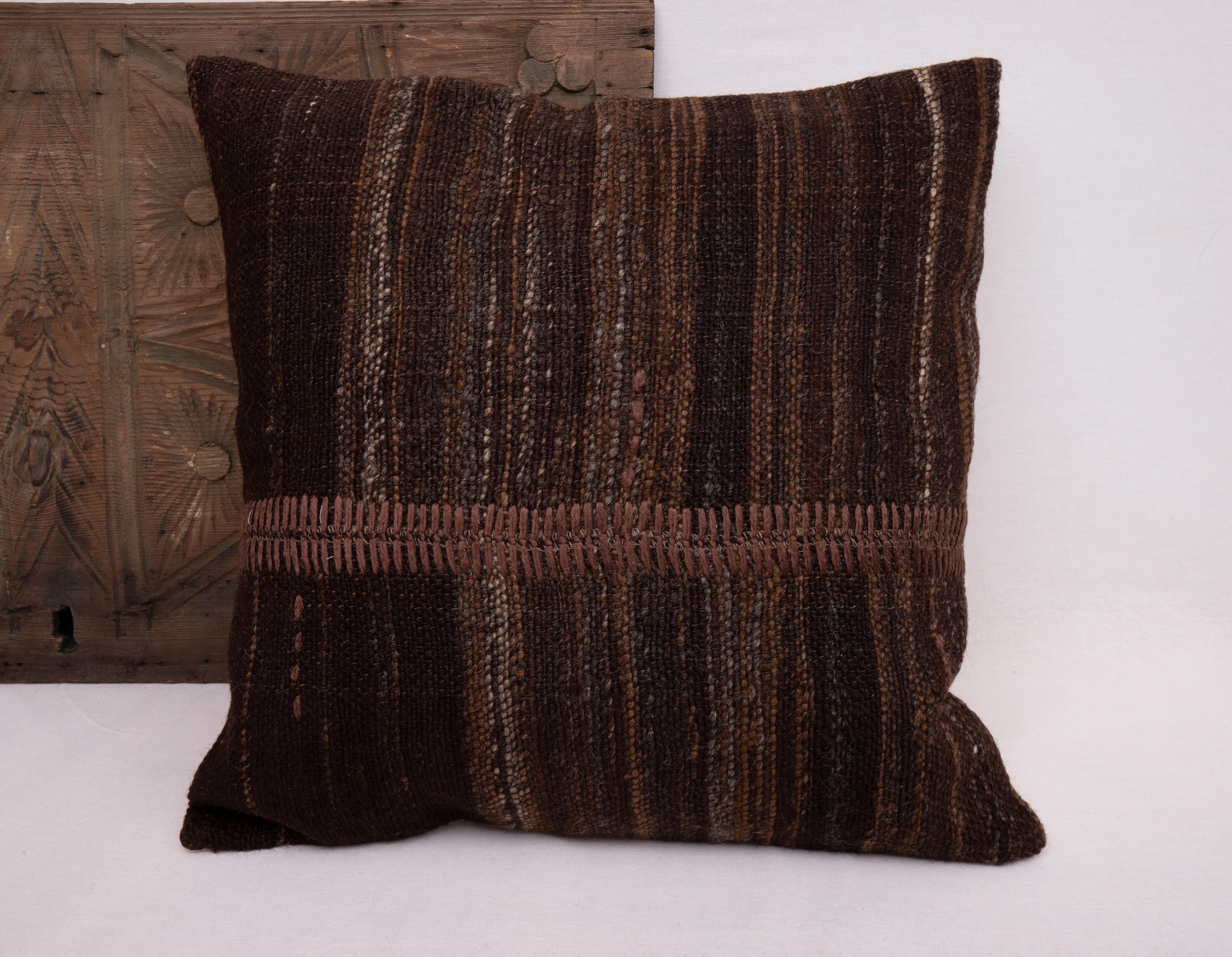 Rustic Pillow Case Made from a Vintage Un-Dyed Wool Coverlet, Mid-20th C In Good Condition In Istanbul, TR