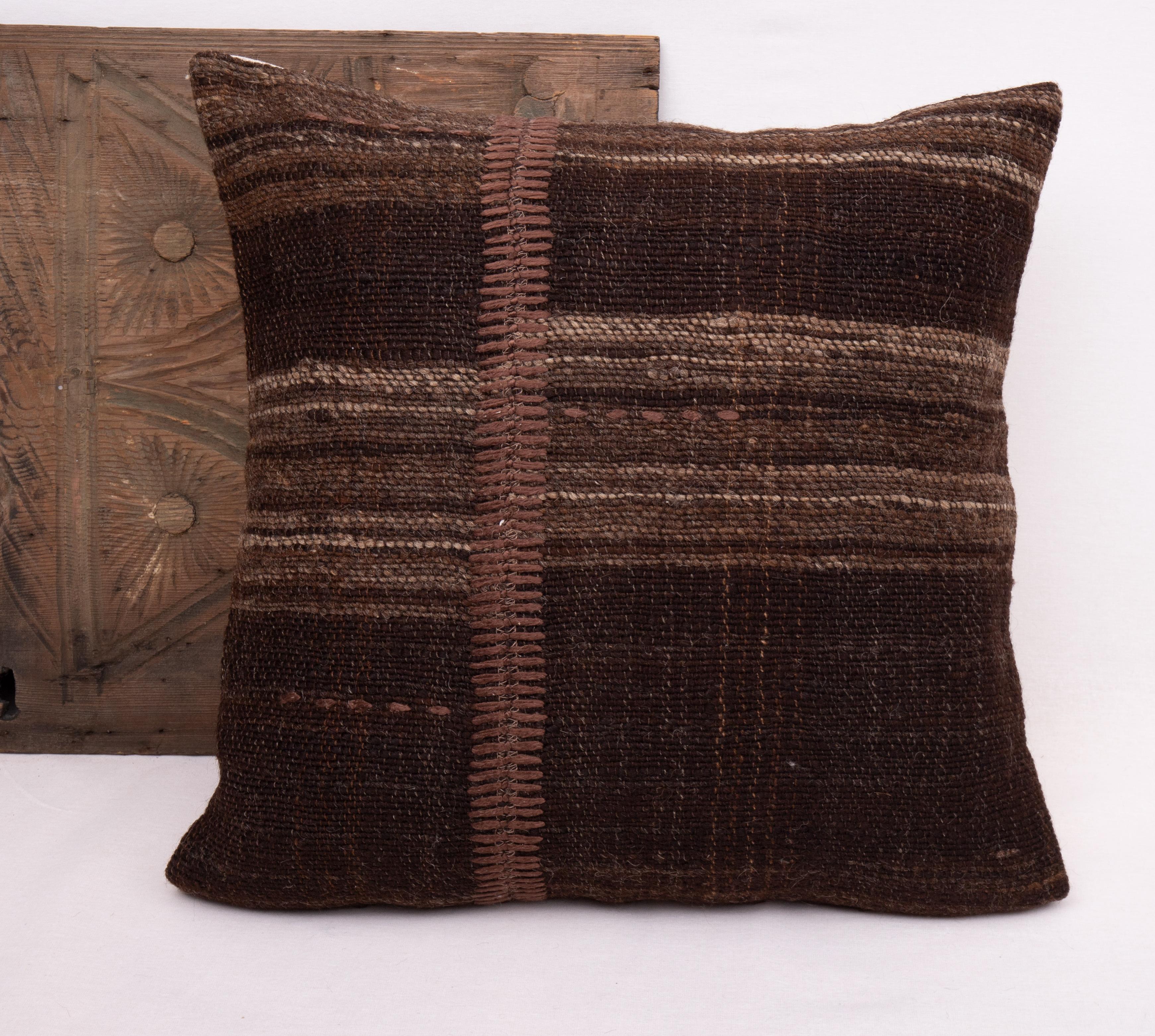 Rustic Pillow Case Made from a Vintage Un-Dyed Wool Coverlet, Mid 20th C In Good Condition In Istanbul, TR