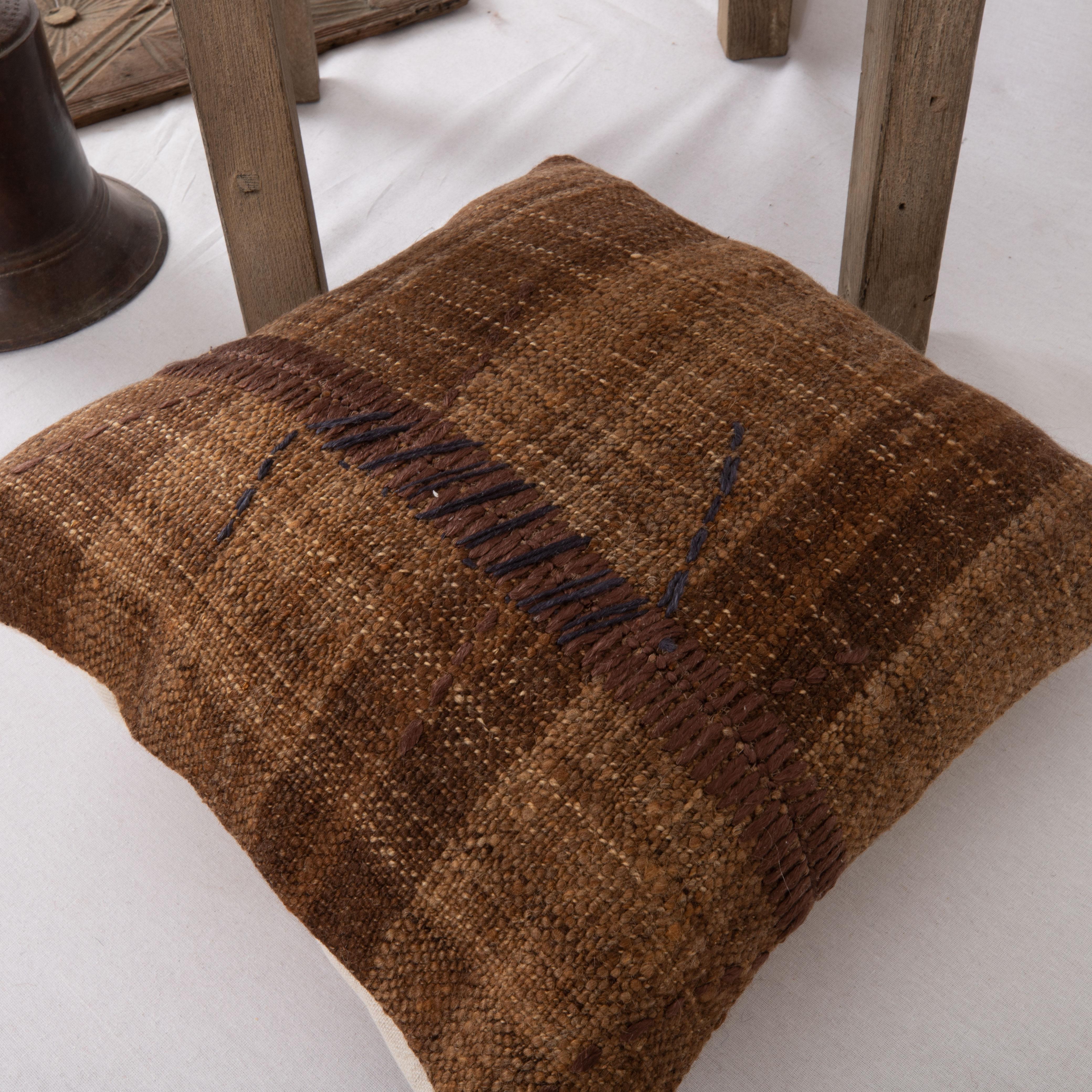 Rustic Pillow Case Made from a Vintage Un-Dyed Wool Coverlet, Mid 20th C In Good Condition For Sale In Istanbul, TR
