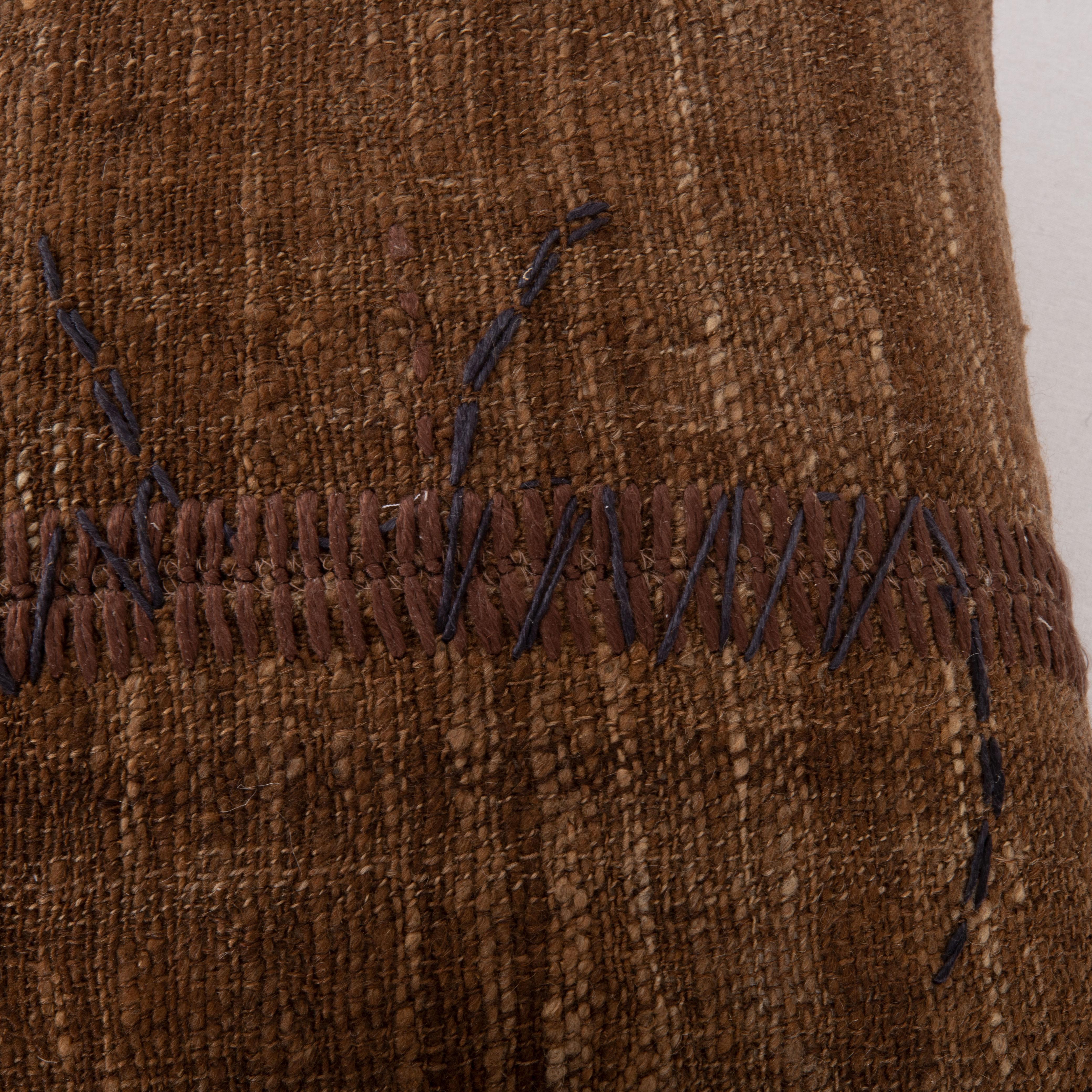 Rustikaler Kissenbezug aus einer ungefärbten Wolldecke, Mitte 20. im Zustand „Gut“ im Angebot in Istanbul, TR