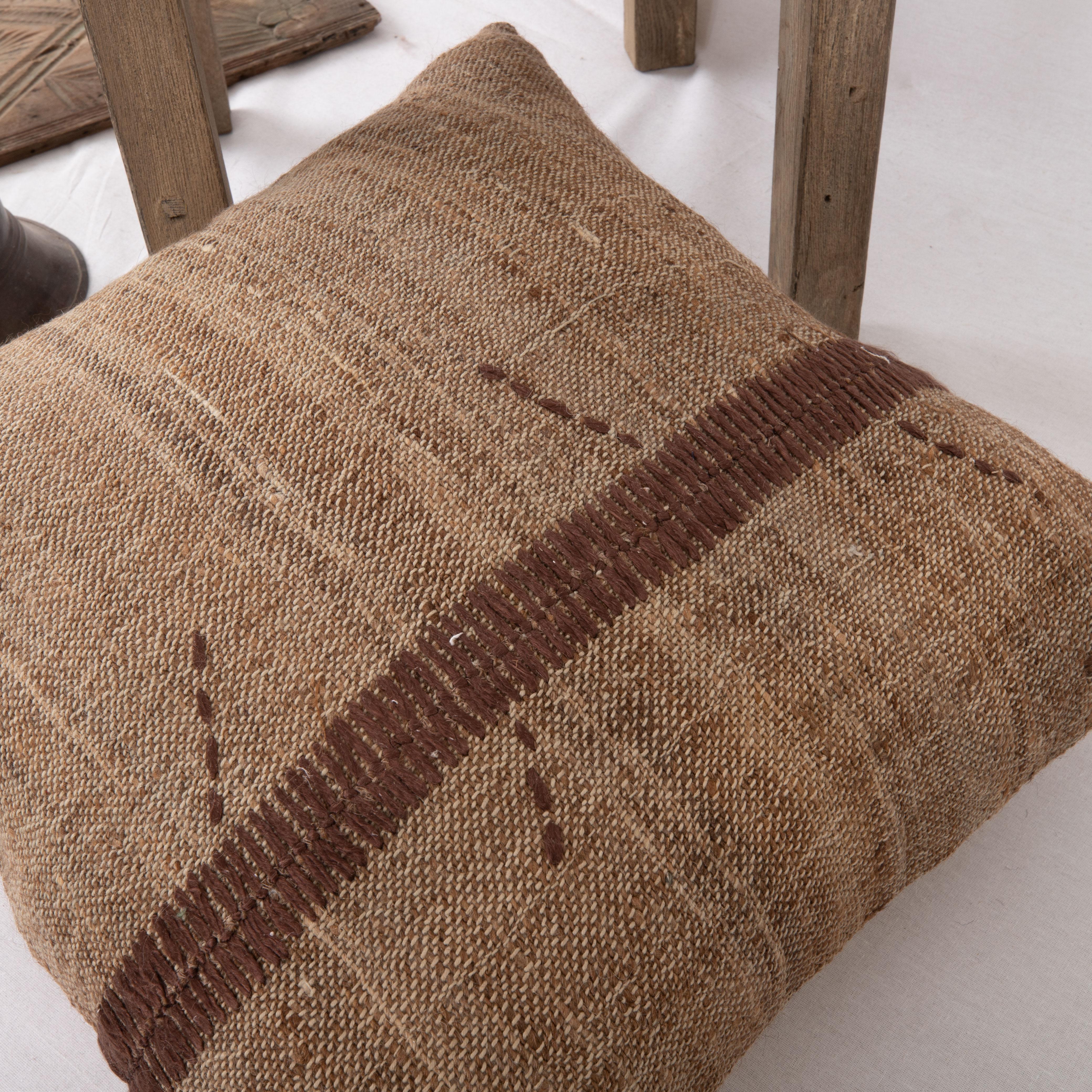 Rustic Pillow Case Made from a Vintage Un-Dyed Wool Coverlet, Mid 20th C In Good Condition For Sale In Istanbul, TR