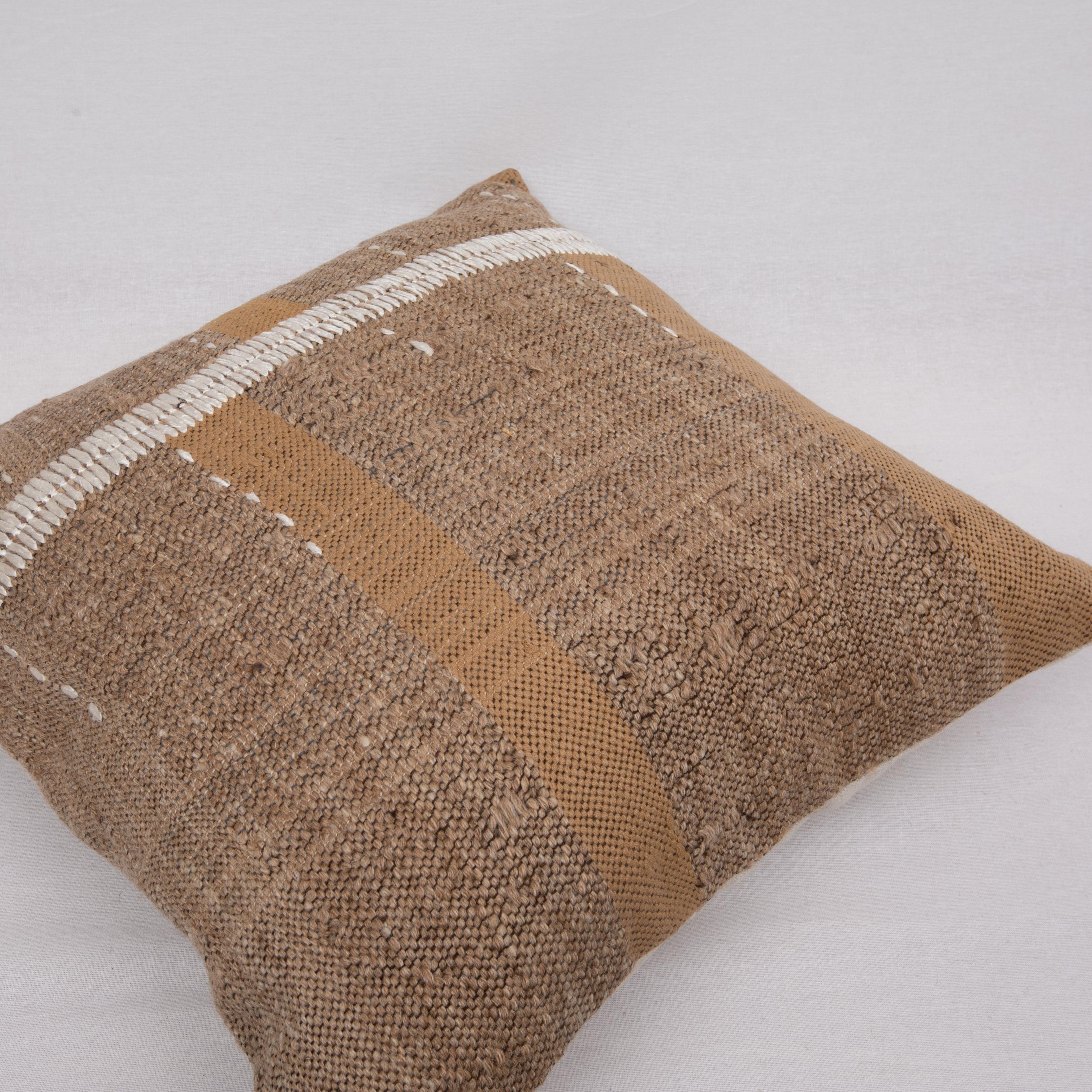 20ième siècle Coffret d'oreiller rustique fabriqué à partir d'un revêtement en laine non teintée vintage, milieu du 20e siècle en vente
