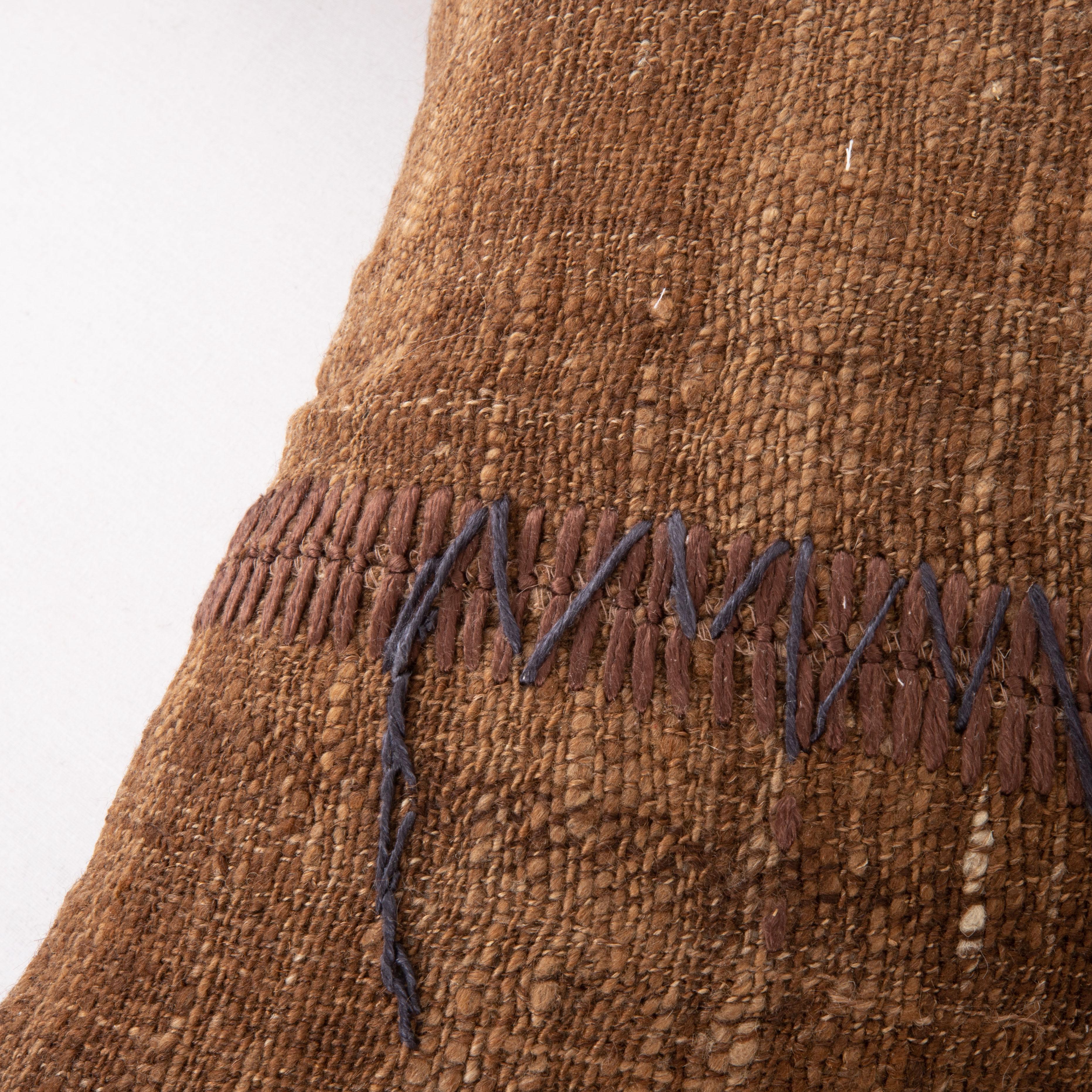 Rustikaler Kissenbezug aus einer ungefärbten Wolldecke, Mitte 20. (20. Jahrhundert) im Angebot