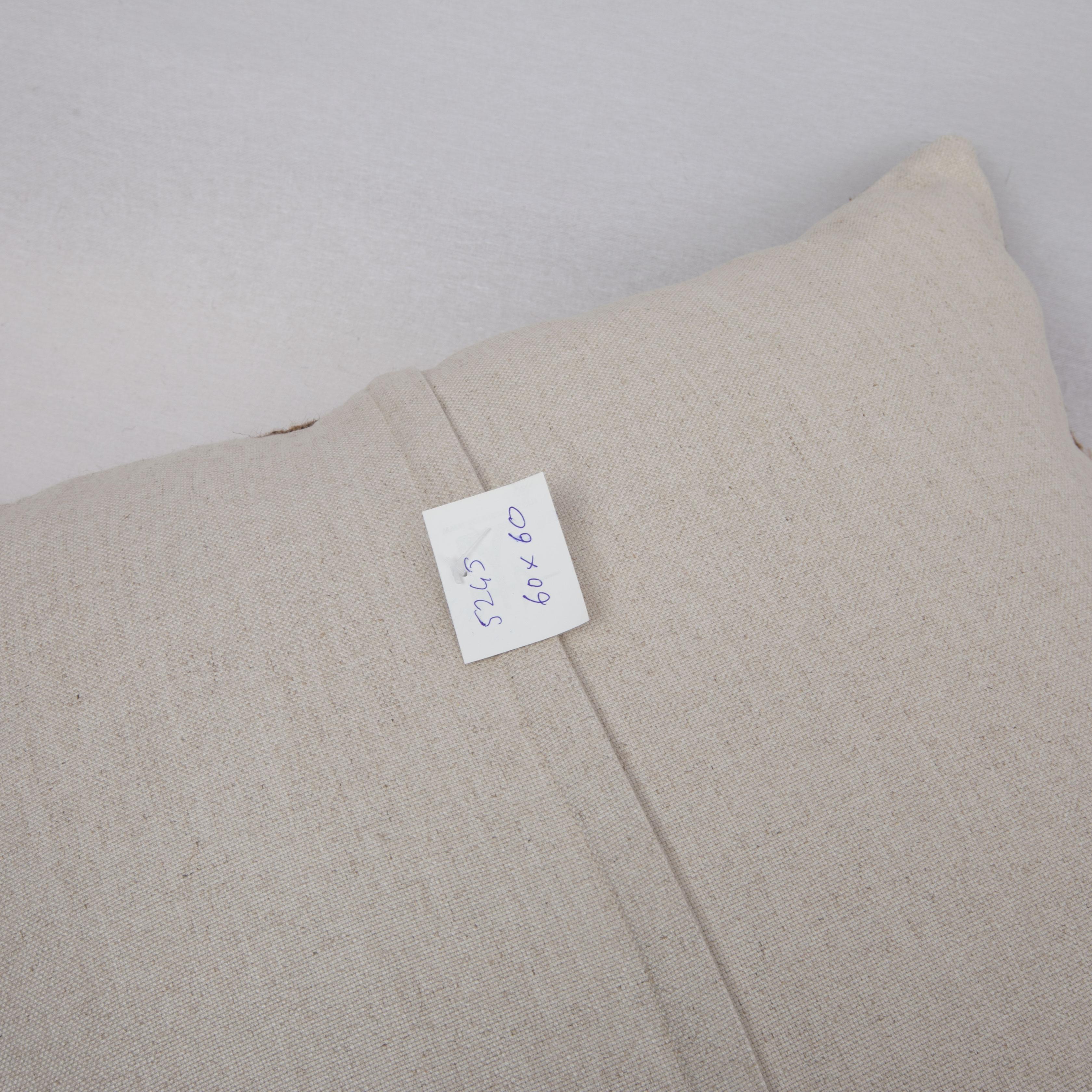 Rustic Pillow Case Made from a Vintage Un-Dyed Wool Coverlet, Mid 20th C For Sale 3