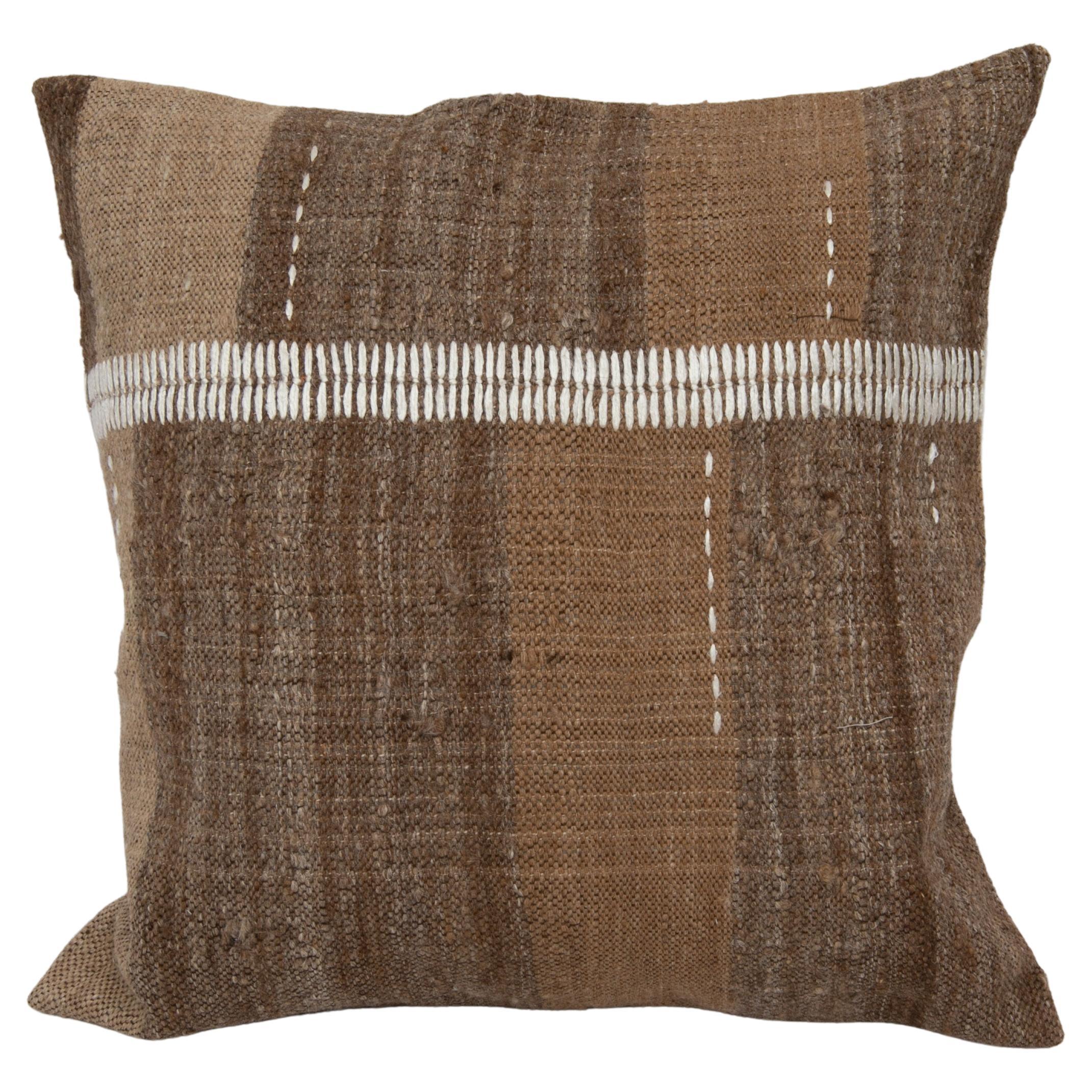 Coffret d'oreiller rustique fabriqué à partir d'un revêtement en laine non teintée vintage, milieu du 20e siècle