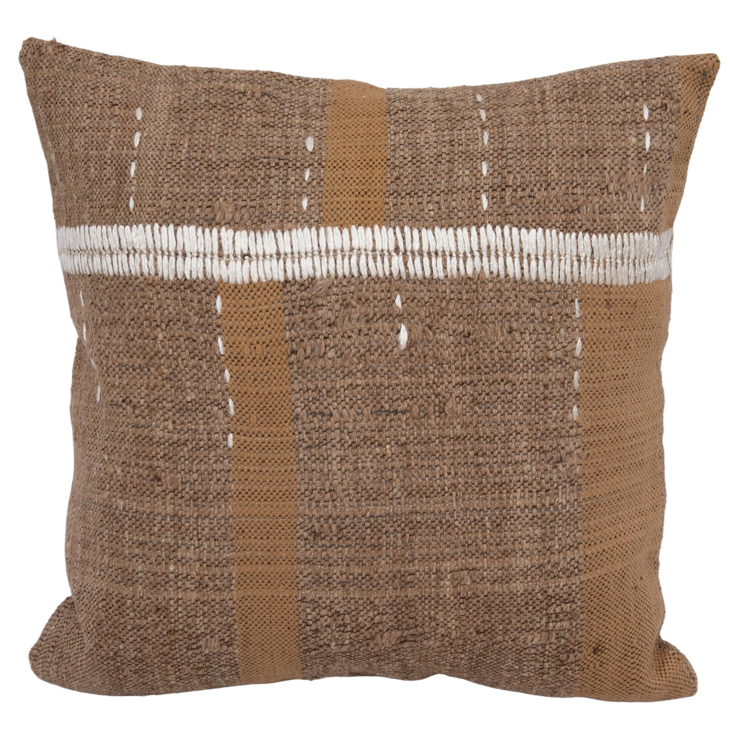 Coffret d'oreiller rustique fabriqué à partir d'un revêtement en laine non teintée vintage, milieu du 20e siècle en vente