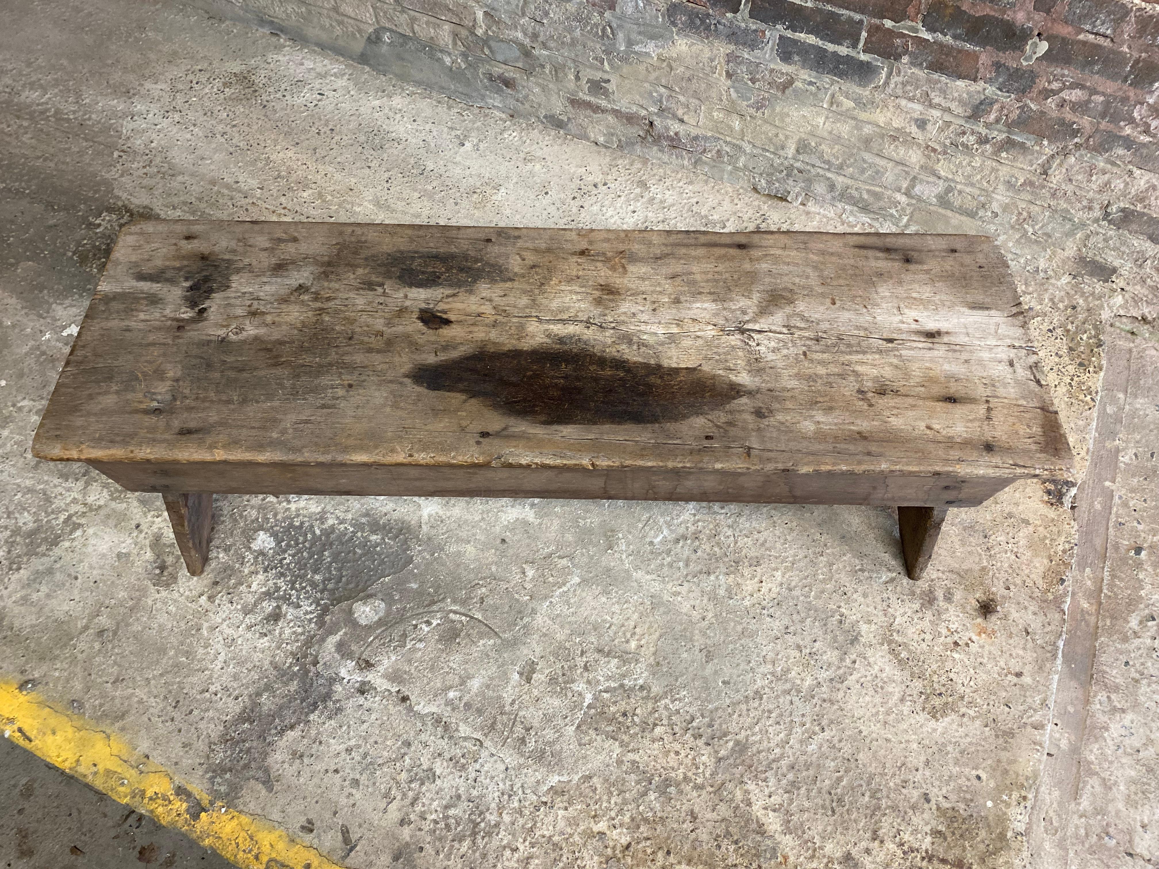 Rustic Pine Adirondack Cutaway Bench In Distressed Condition For Sale In Garnerville, NY