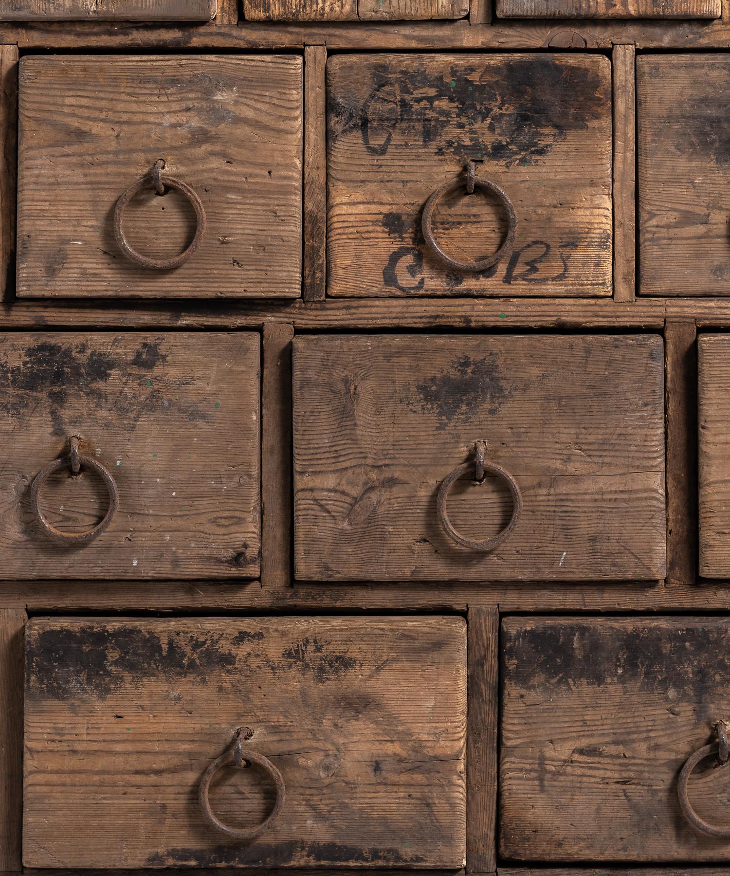 Rustic Pine Bank of Drawers, England, circa 1870 (Rustikal)