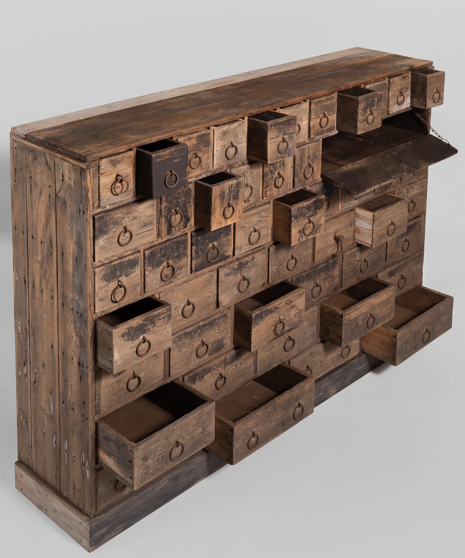 Rustic Pine Bank of Drawers, England, circa 1870 (Englisch)