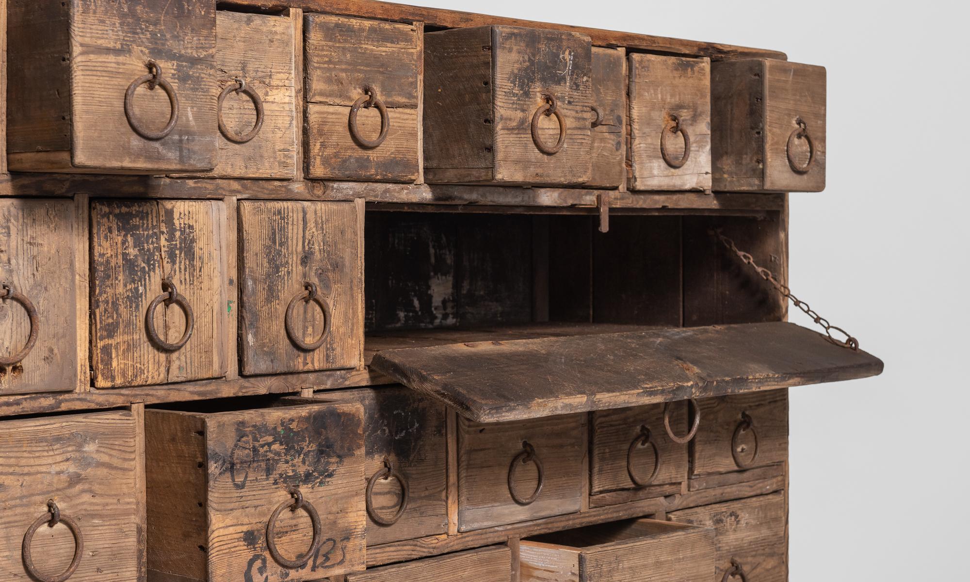 Rustic Pine Bank of Drawers, England, circa 1870 im Zustand „Gut“ in Culver City, CA