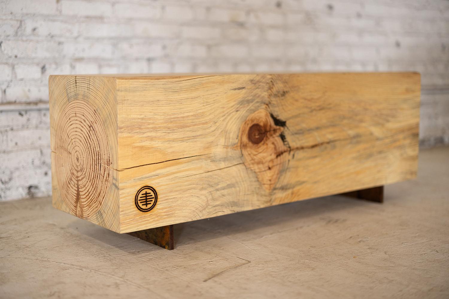 Américain Banc rustique en pin et base en acier Corten d'Alabama Sawyer 4' en vente