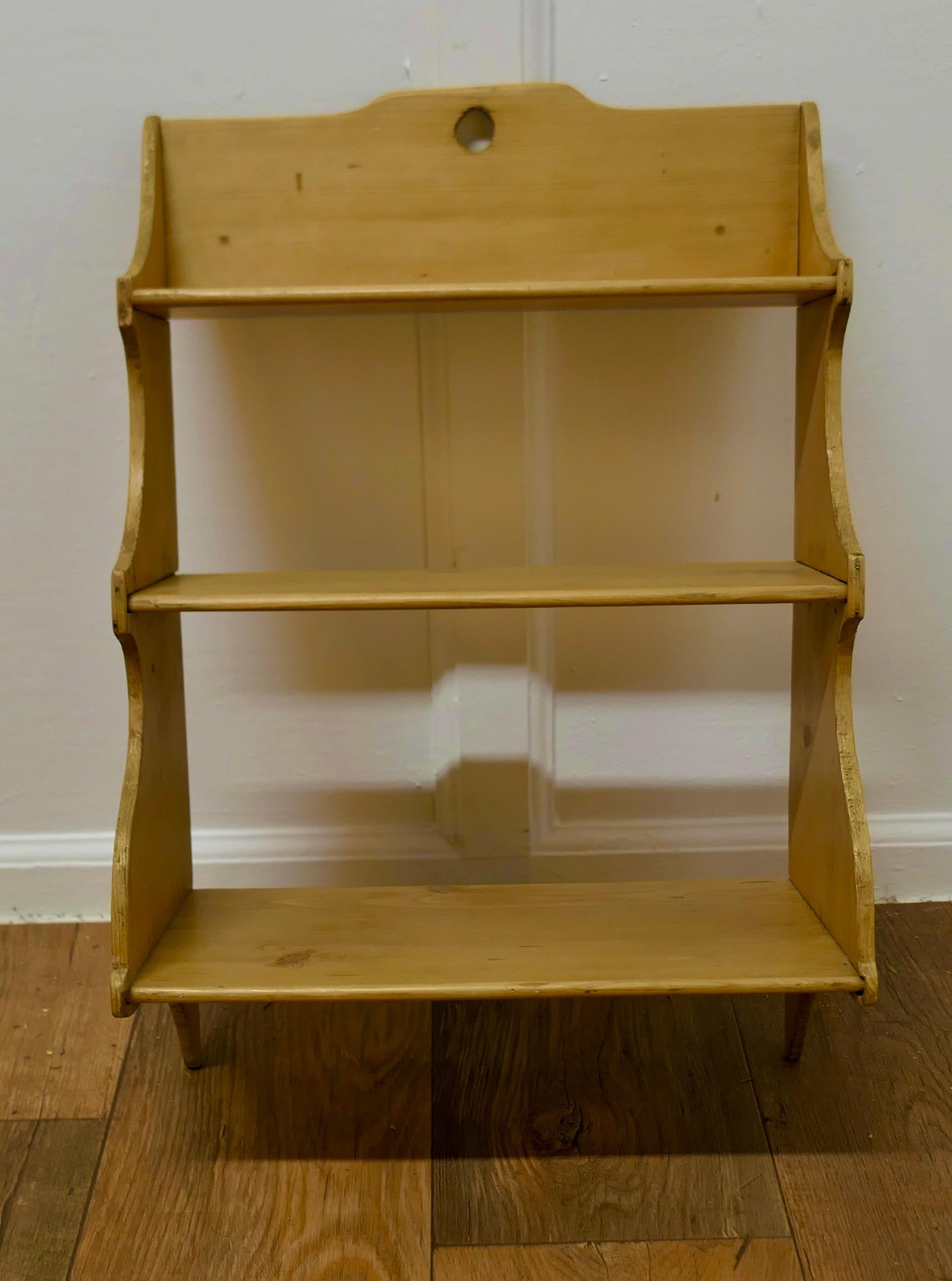 Rustic Pine Wall Hanging Book Shelf In Good Condition For Sale In Chillerton, Isle of Wight
