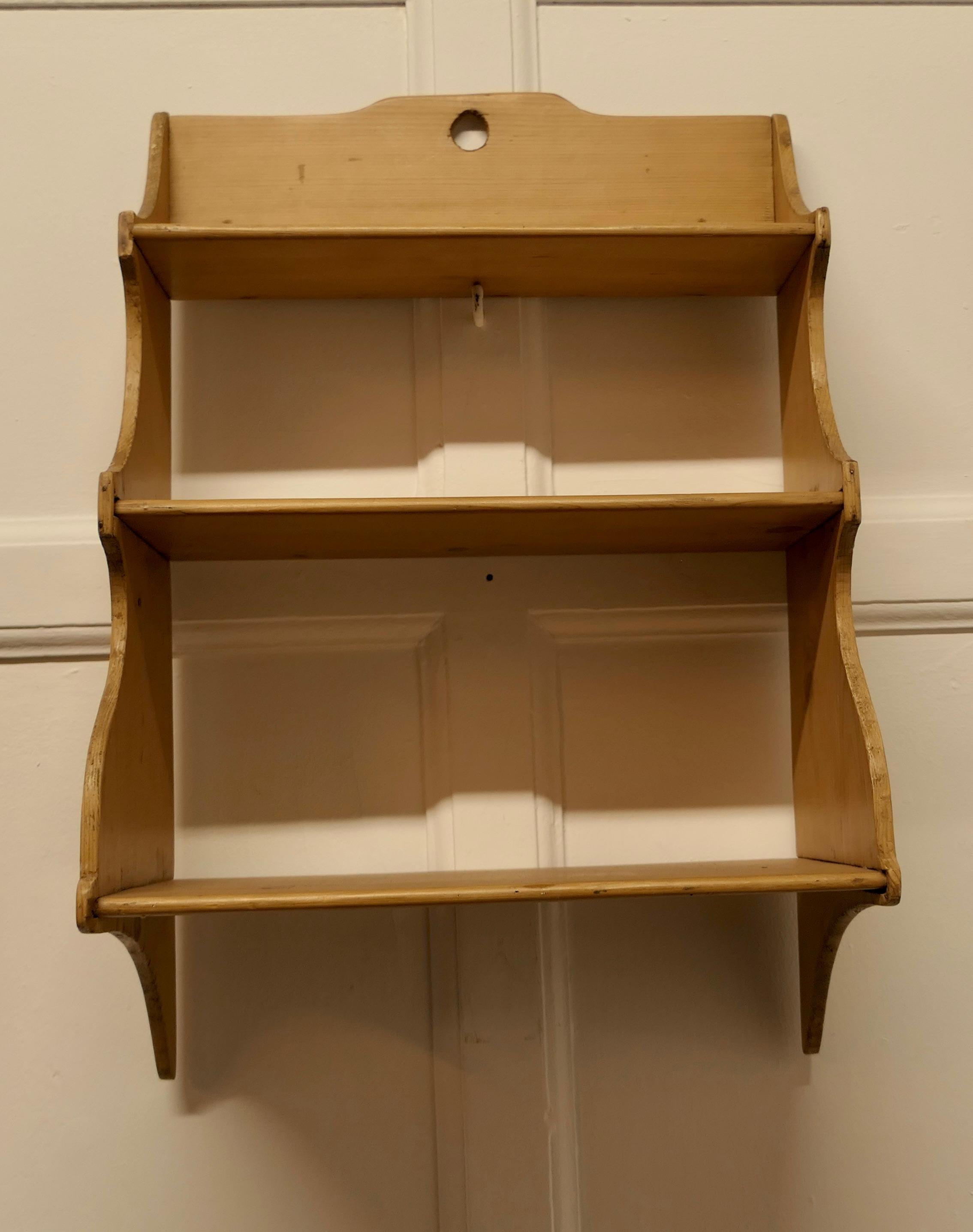Rustikales wandhängendes Bücherregal aus Kiefer    (Kiefernholz) im Angebot