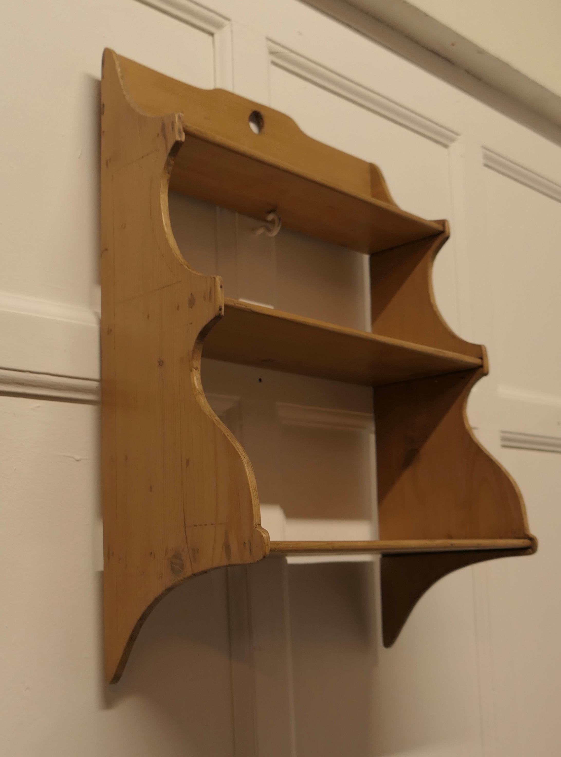 Rustikales wandhängendes Bücherregal aus Kiefer    im Angebot 1