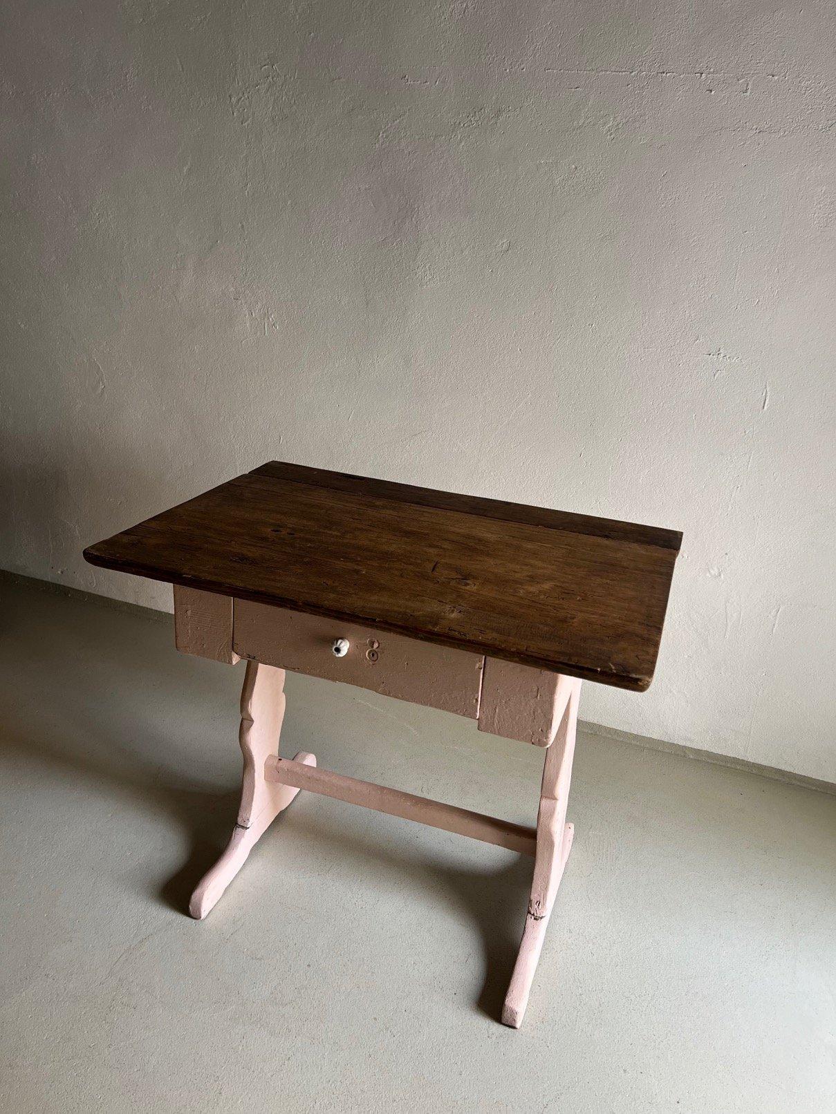 Rustikaler rosa gestrichener Schreibtisch mit brauner Tischplatte im Angebot 3