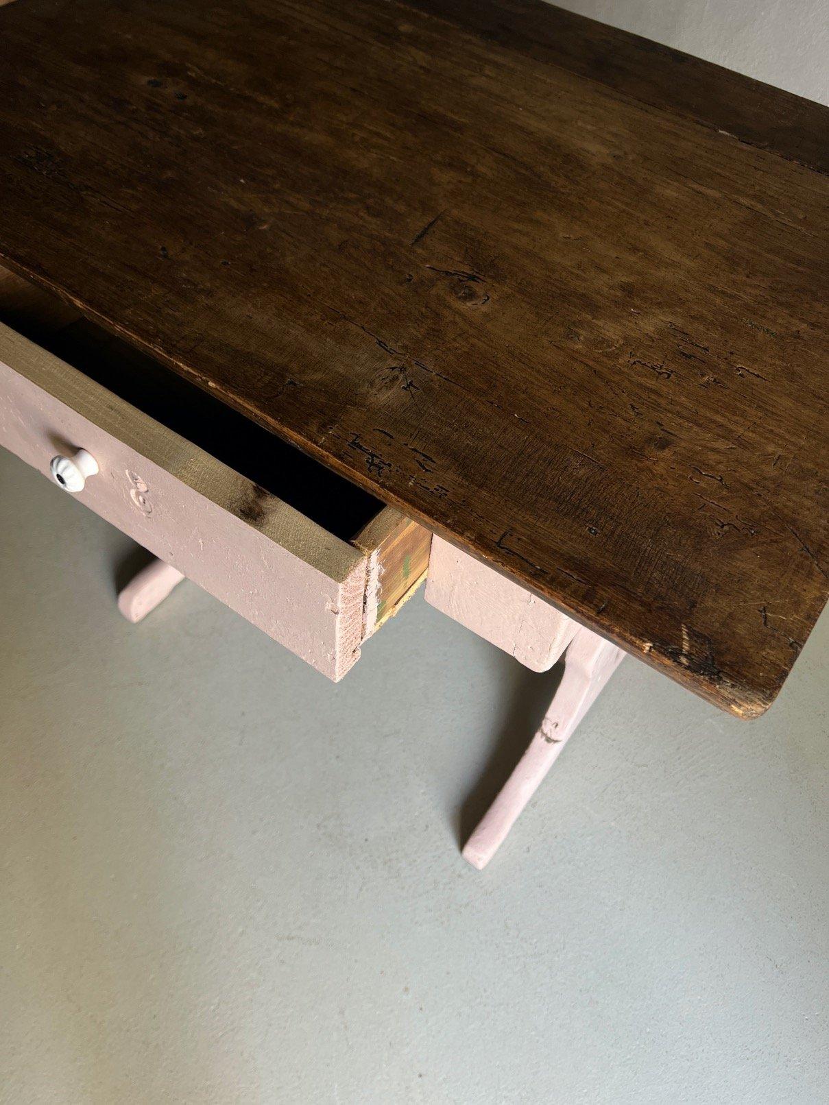 Rustikaler rosa gestrichener Schreibtisch mit brauner Tischplatte im Angebot 4
