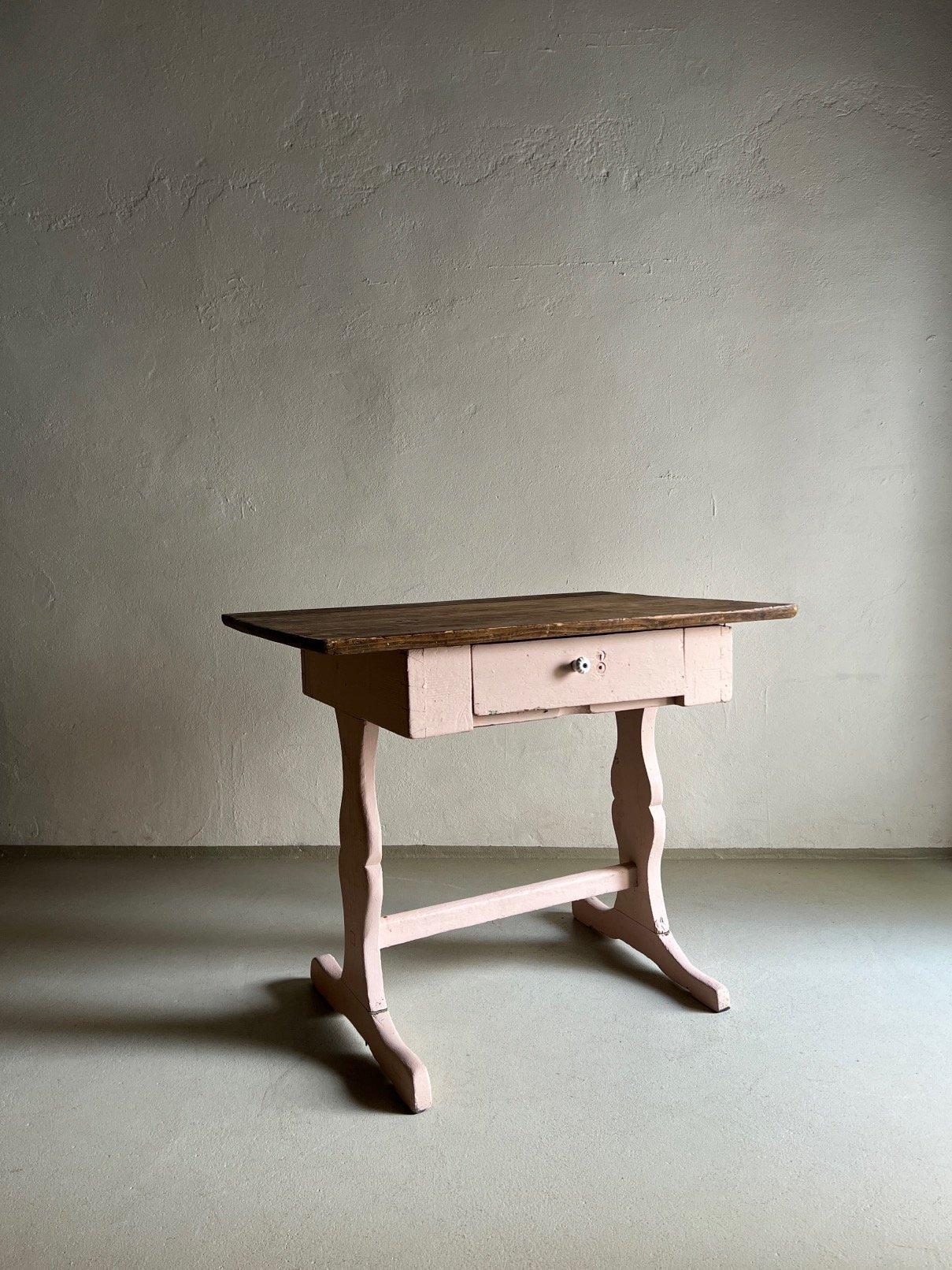 Antiker rustikaler Beistelltisch oder Schreibtisch mit einer Schublade, kann auch als kleiner Küchentisch verwendet werden. Schöne Patina.

Zusätzliche Informationen:
Herkunftsort - Die Niederlande
Abmessungen: 90 B x 63 T x 77 H cm
