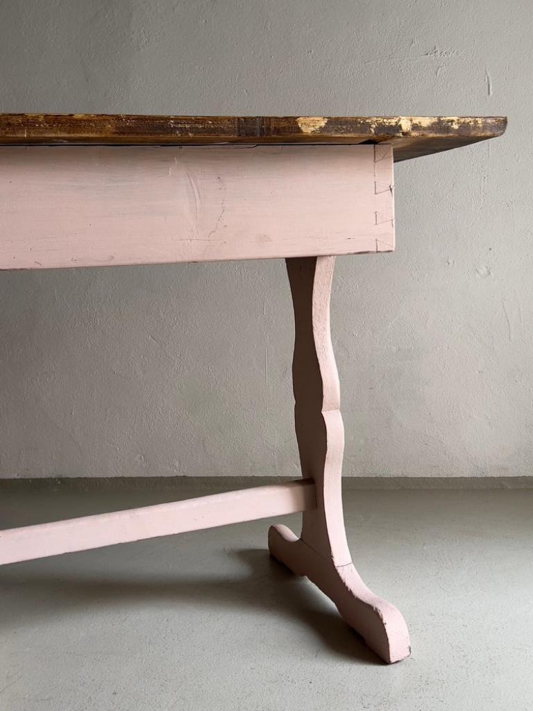 Rustikaler rosa gestrichener Schreibtisch mit brauner Tischplatte (Holz) im Angebot