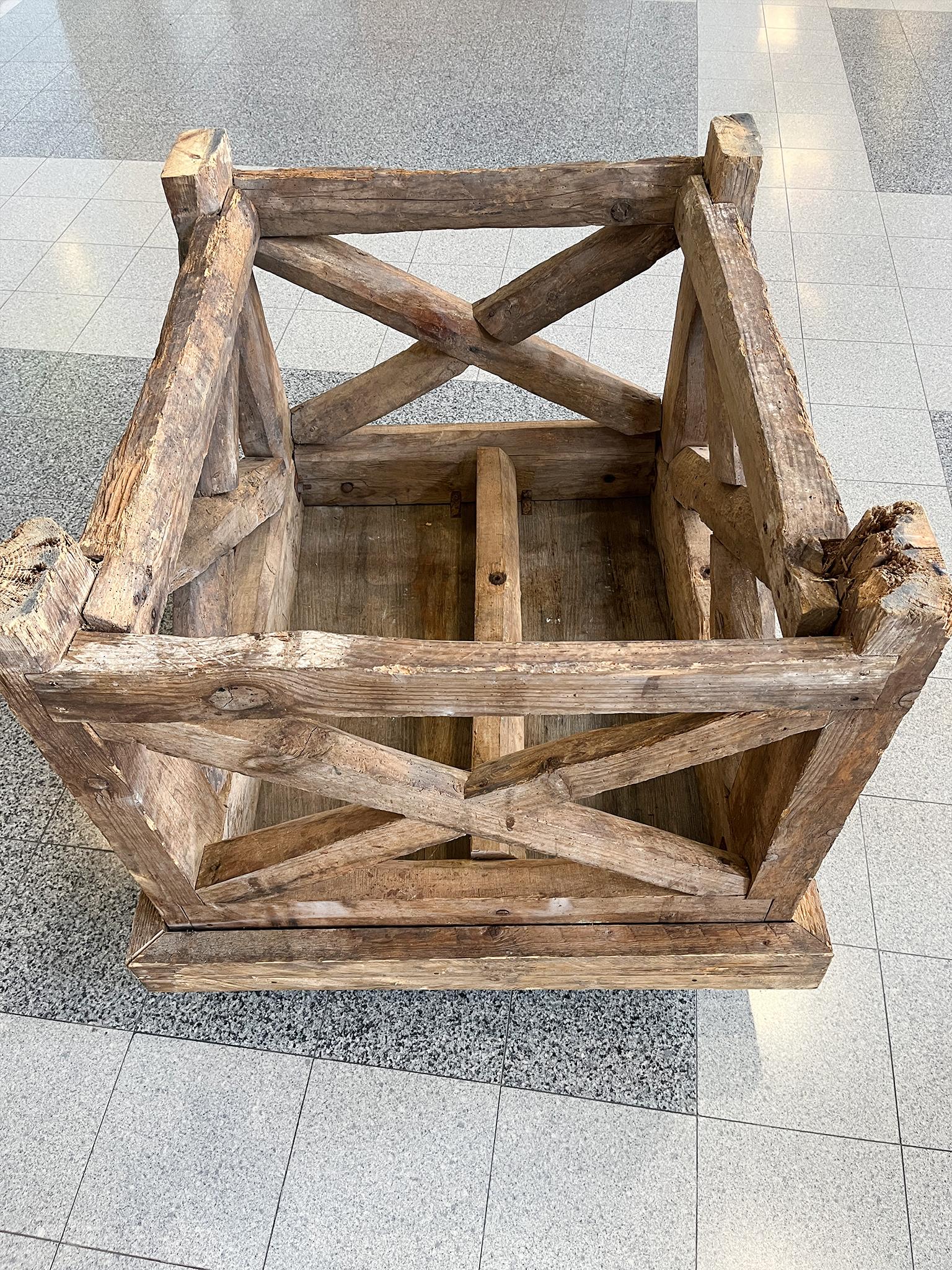 Socle rustique fabriqué à partir de poutres en pin et en bois de châtaignier anciens en vente 2