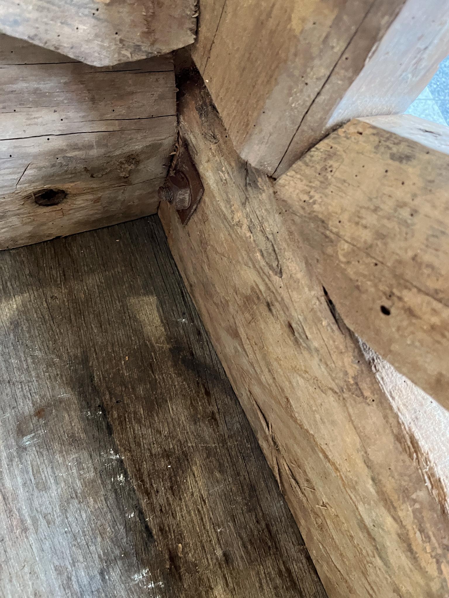 Socle rustique fabriqué à partir de poutres en pin et en bois de châtaignier anciens en vente 3