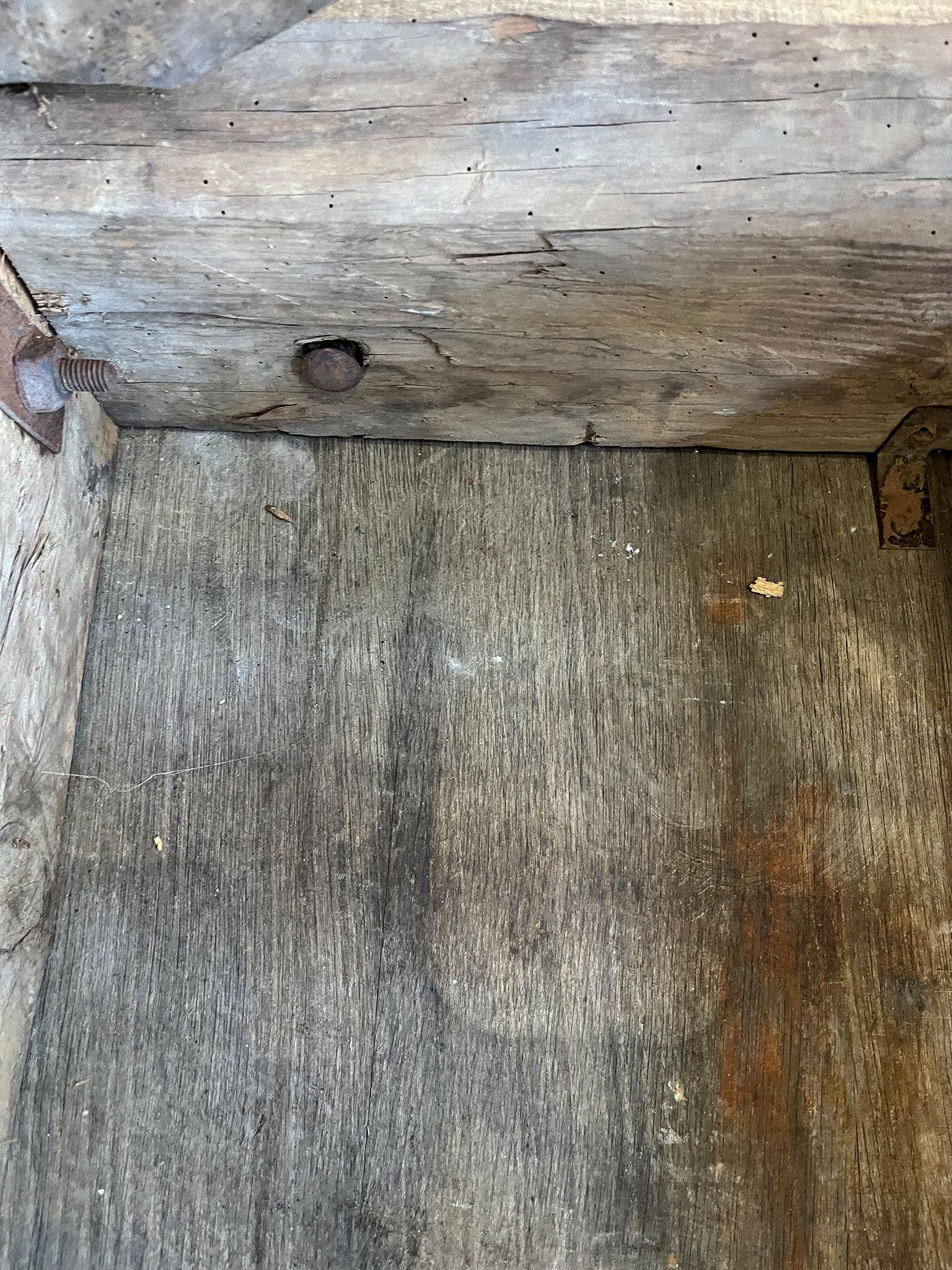 Socle rustique fabriqué à partir de poutres en pin et en bois de châtaignier anciens en vente 5