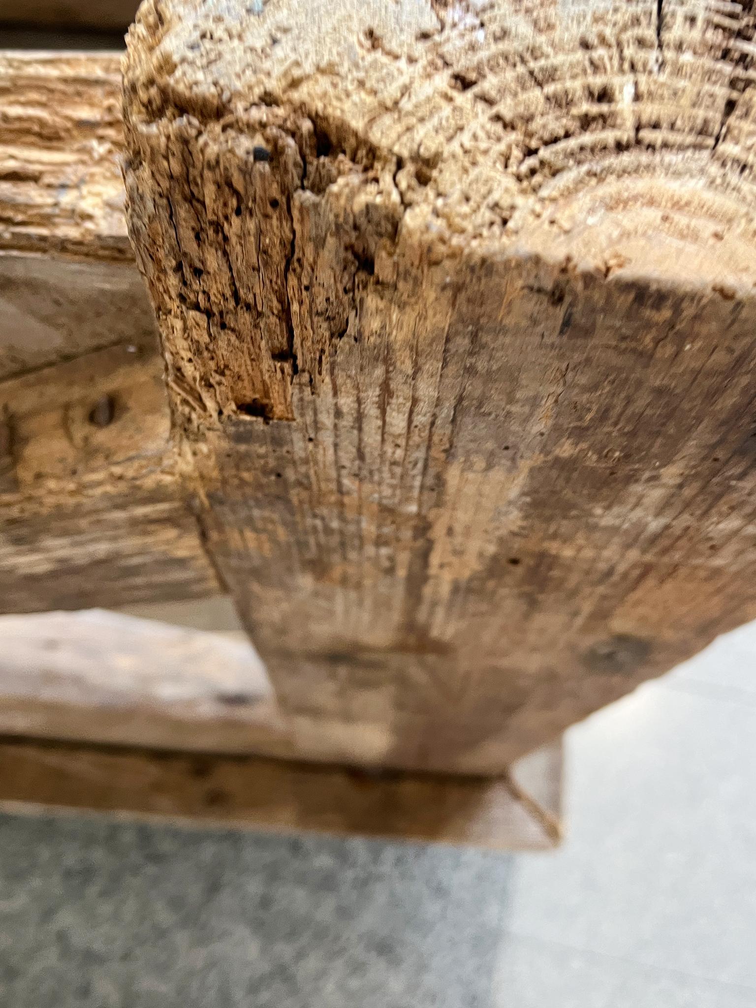 Socle rustique fabriqué à partir de poutres en pin et en bois de châtaignier anciens en vente 7